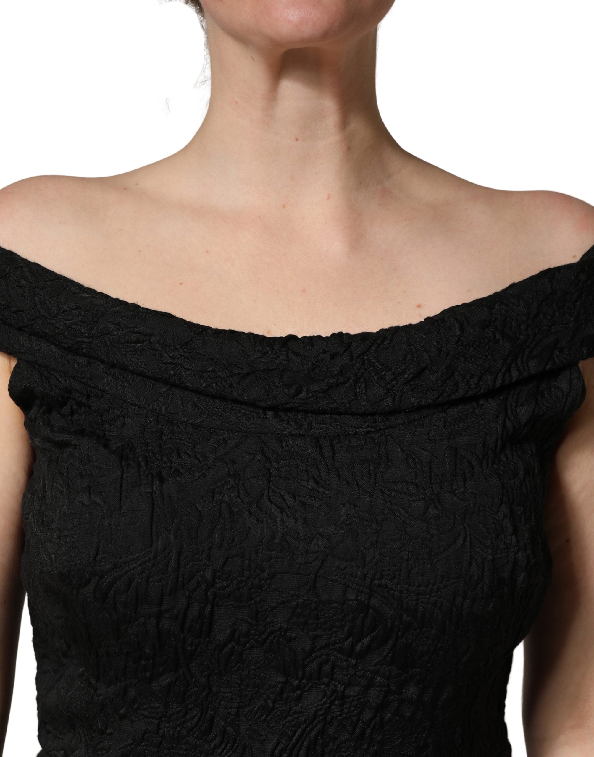 Robe noire en brocart floral Dolce & Gabbana, coupe sirène et moulante, élégante et sophistiquée, vue de face.