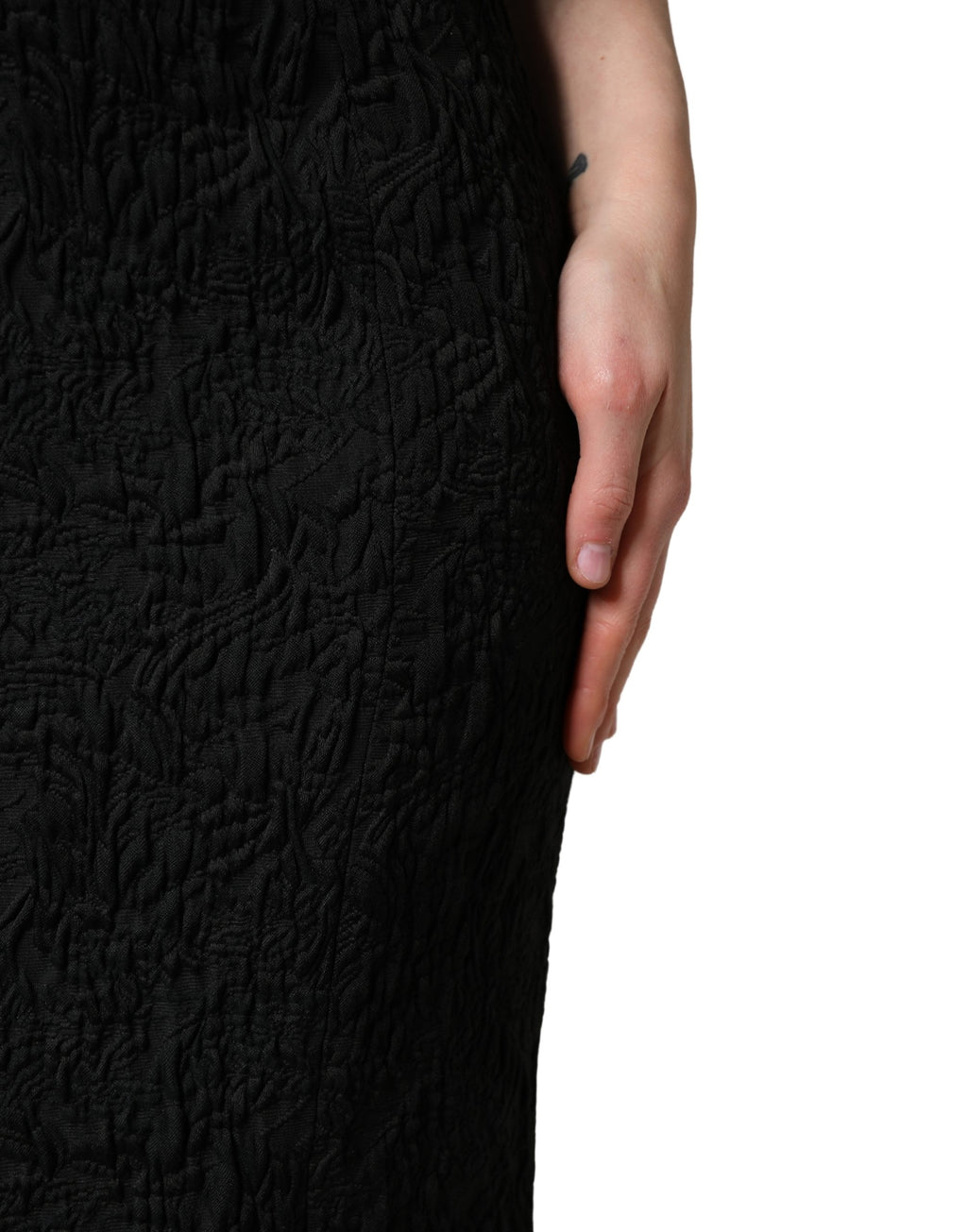 Robe de soirée sirène en brocart floral noir de Dolce & Gabbana, coupe moulante et élégante.