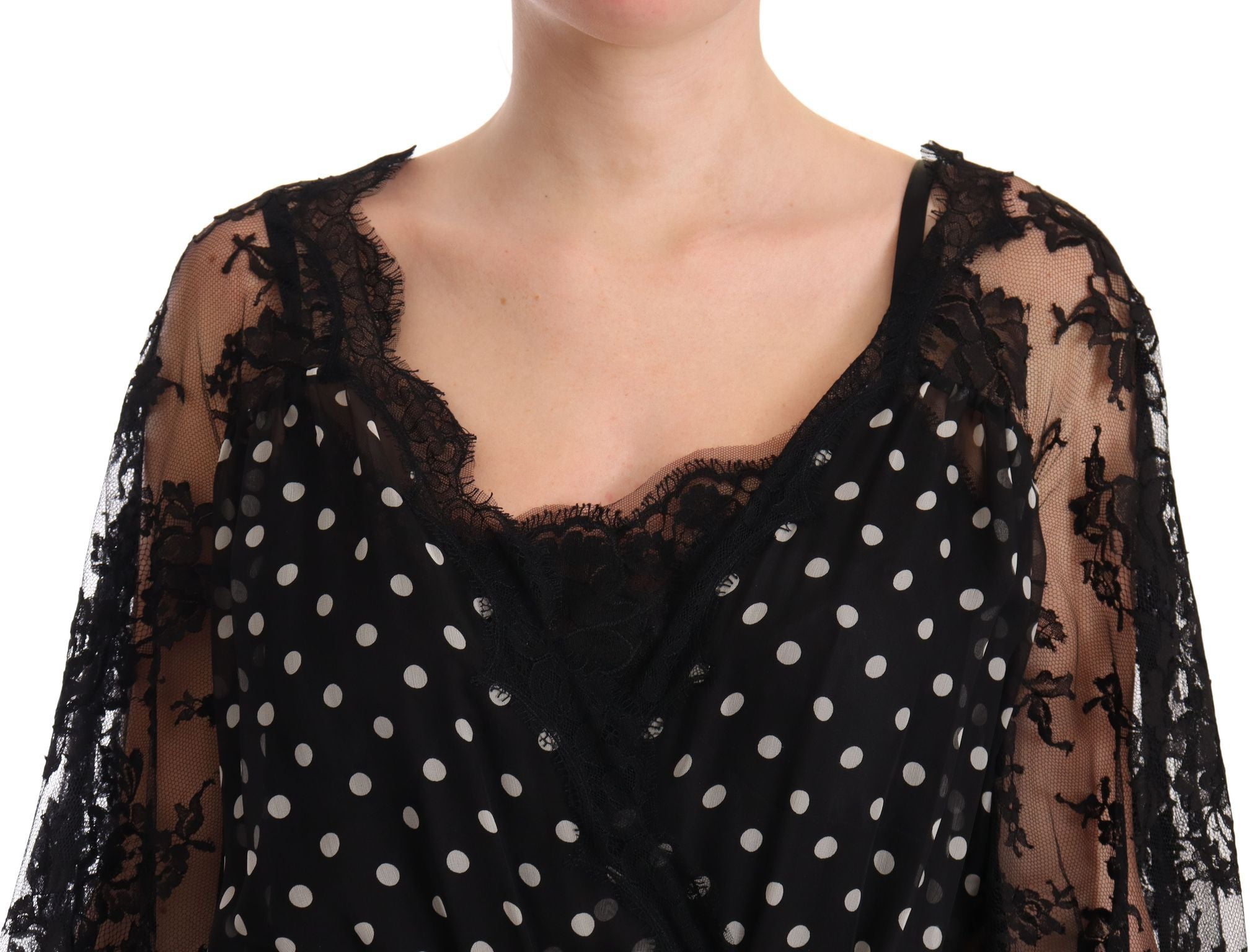 Robe longue noire en dentelle florale à pois de Dolce & Gabbana, style maxi et Capri, avec détails élégants et tissu délicat.