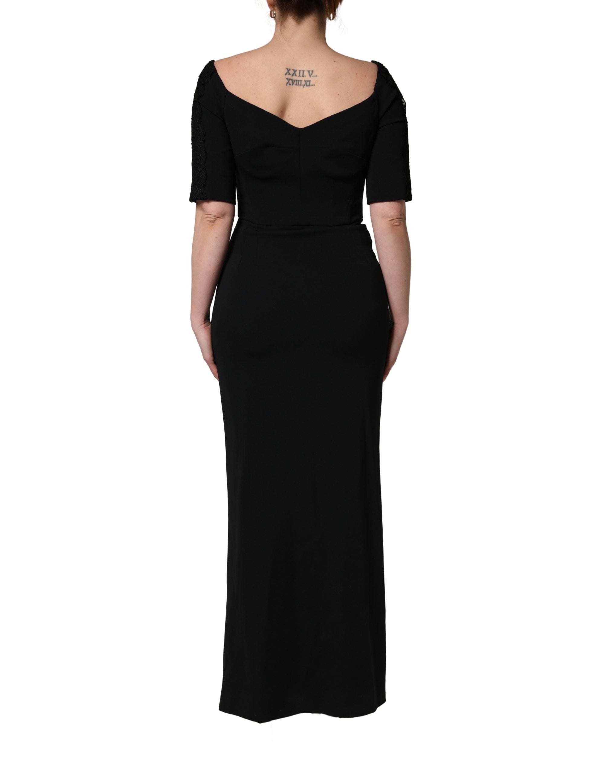 Robe longue en soie noire Dolce & Gabbana, robe cintrée avec boutonnière sur le corsage et silhouette élégante.