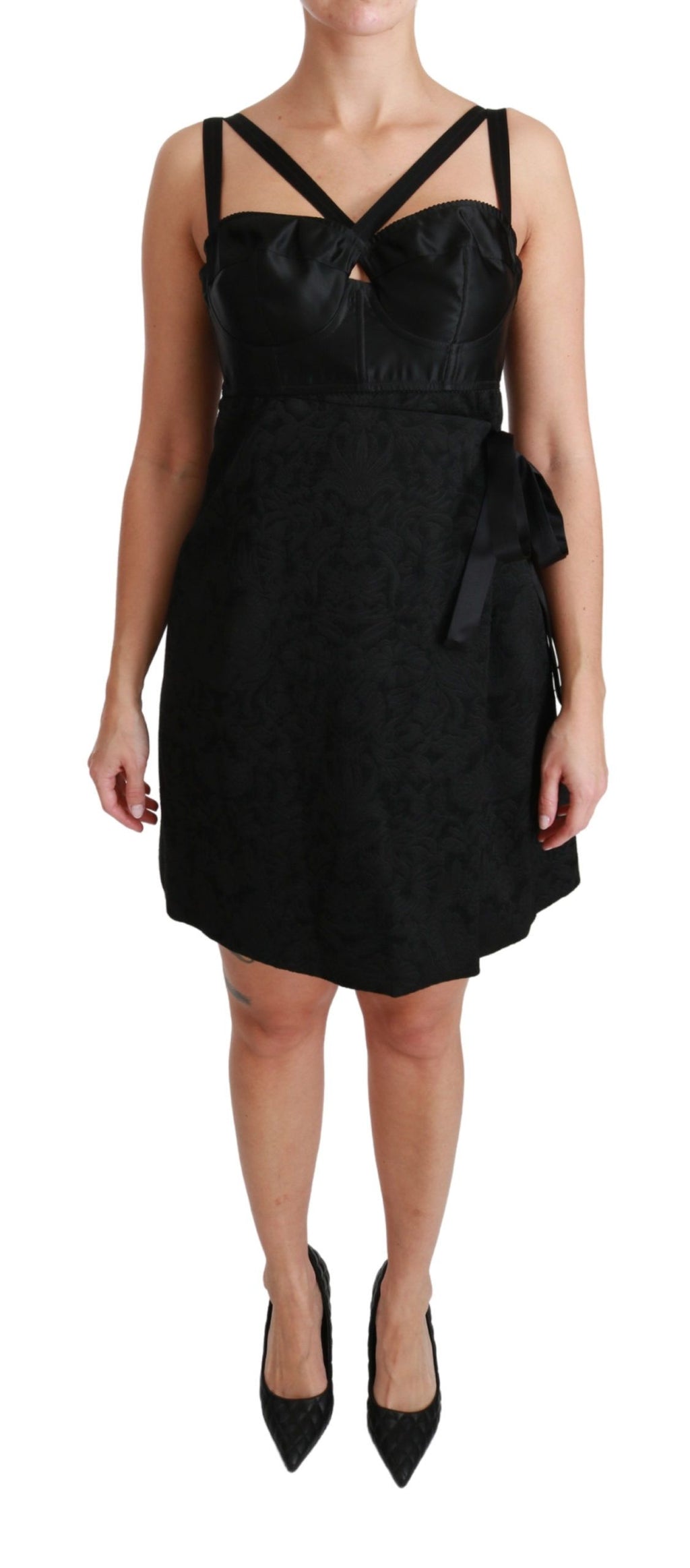 Robe courte en satin jacquard noir de Dolce & Gabbana, stretch et élégante, pour une silhouette sophistiquée.