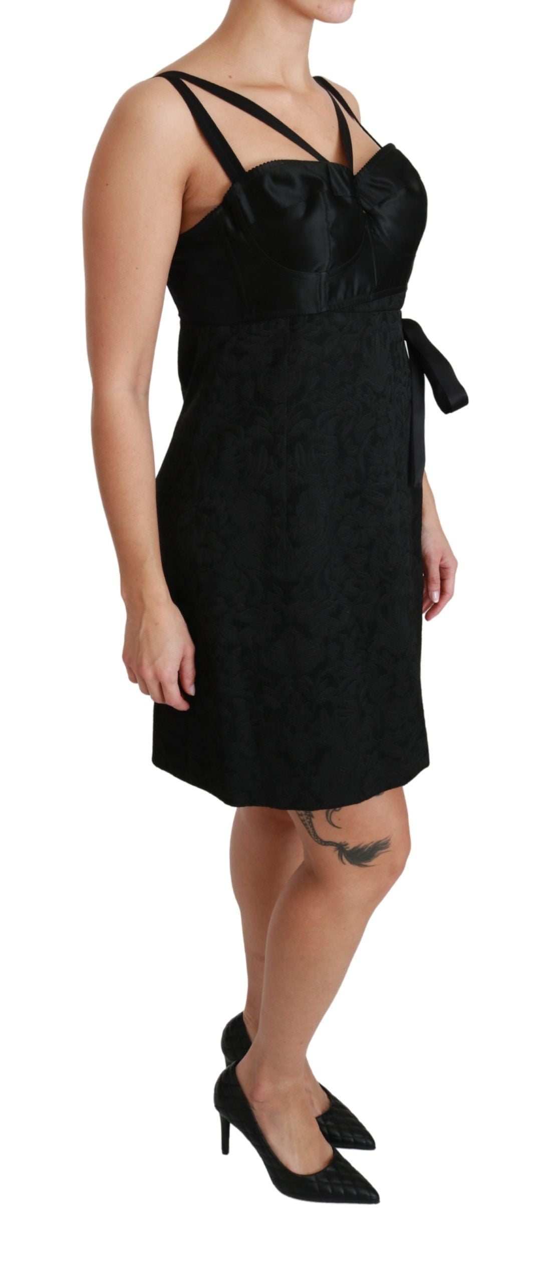 Robe courte en satin jacquard noir de Dolce & Gabbana, robe moulante élégante et sophistiquée pour occasions spéciales.