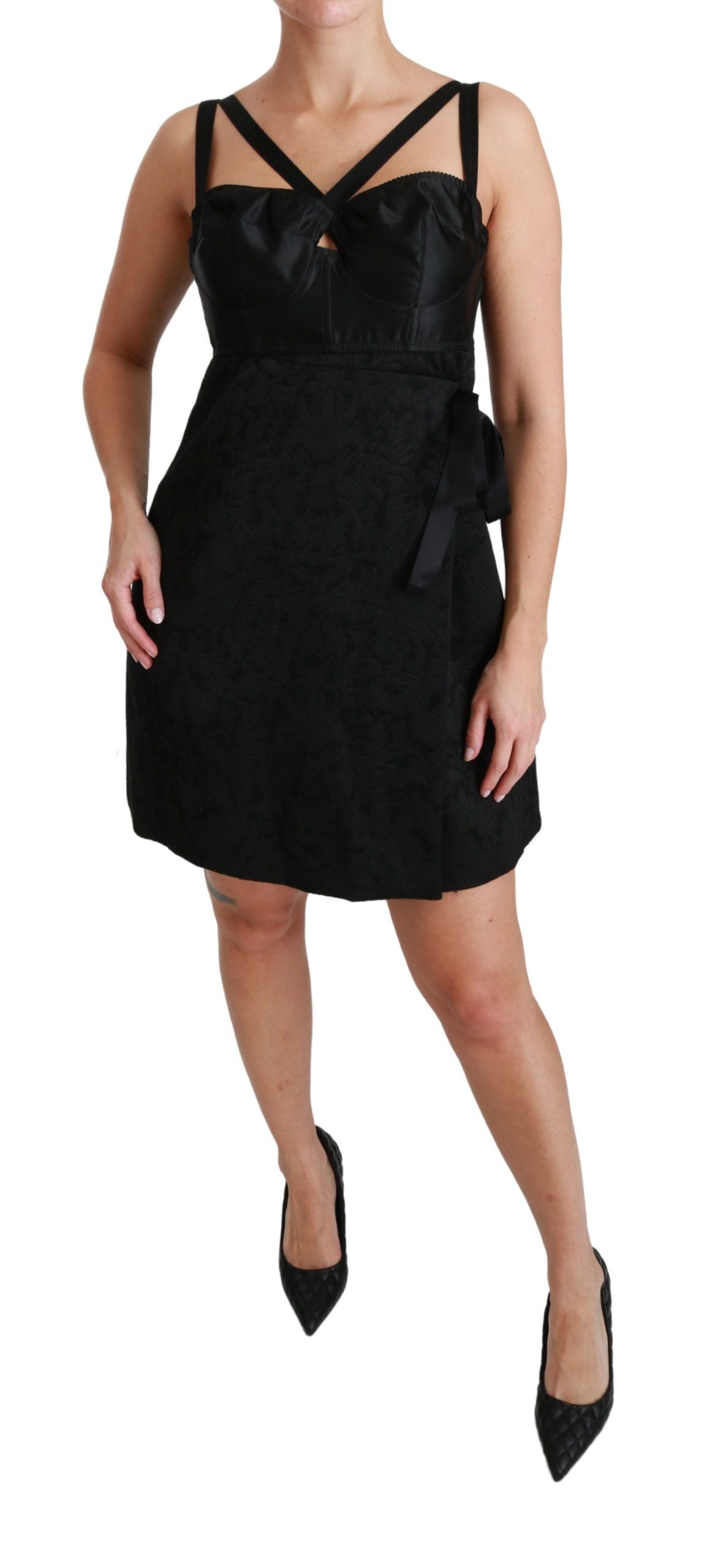 Robe courte en satin jacquard noir de Dolce & Gabbana, ajustée et élégante, avec détails sophistiqués.