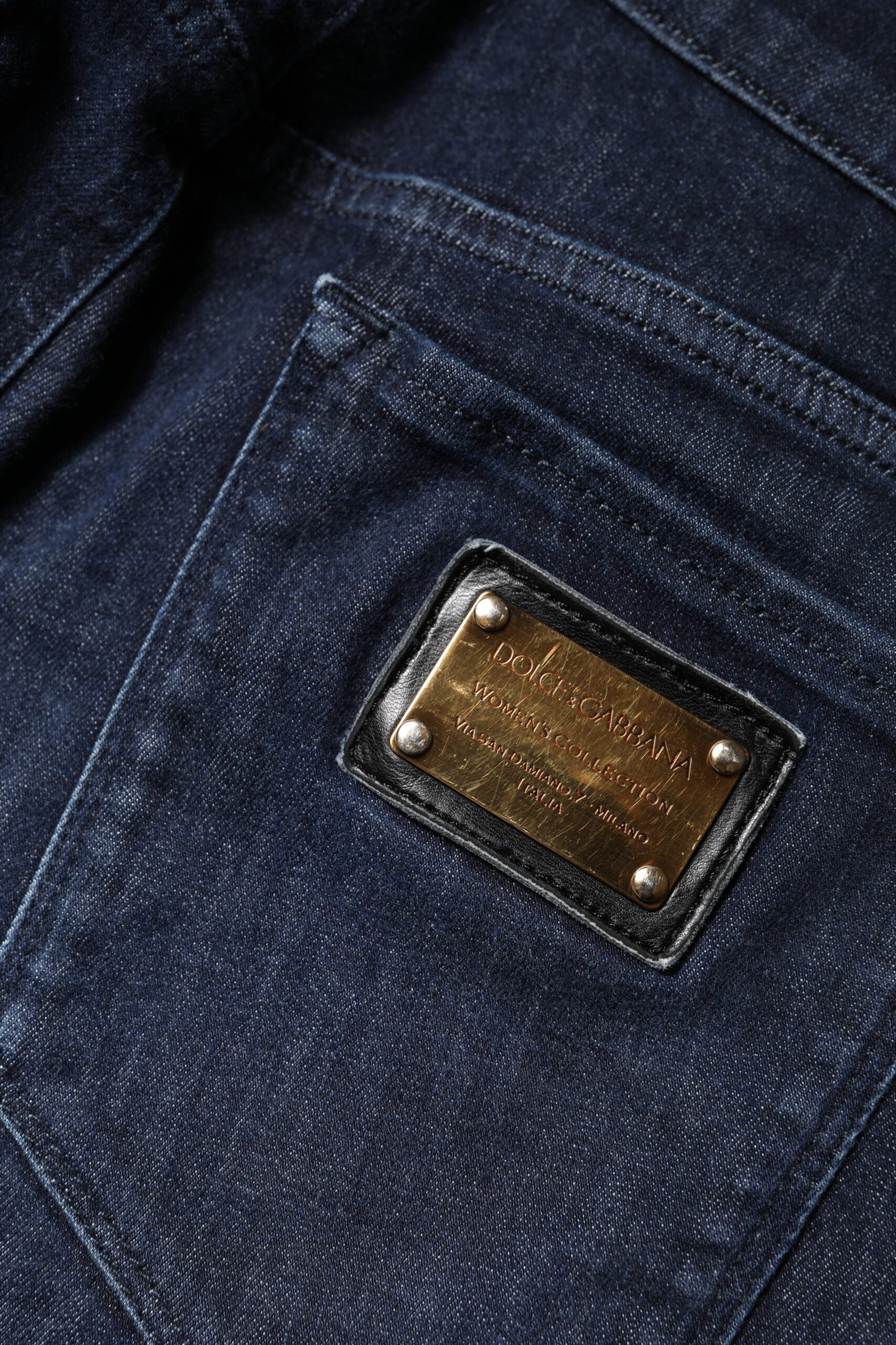 Jeans slim en denim coton bleu foncé de Dolce & Gabbana, coupe skinny et raccourcie, visibles sur l'image.