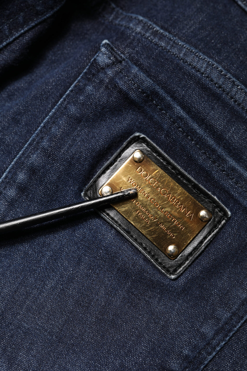 Jeans skinny en denim coton bleu foncé de Dolce & Gabbana, coupe cropped, visibles avec détails de couture et fermeture éclair.