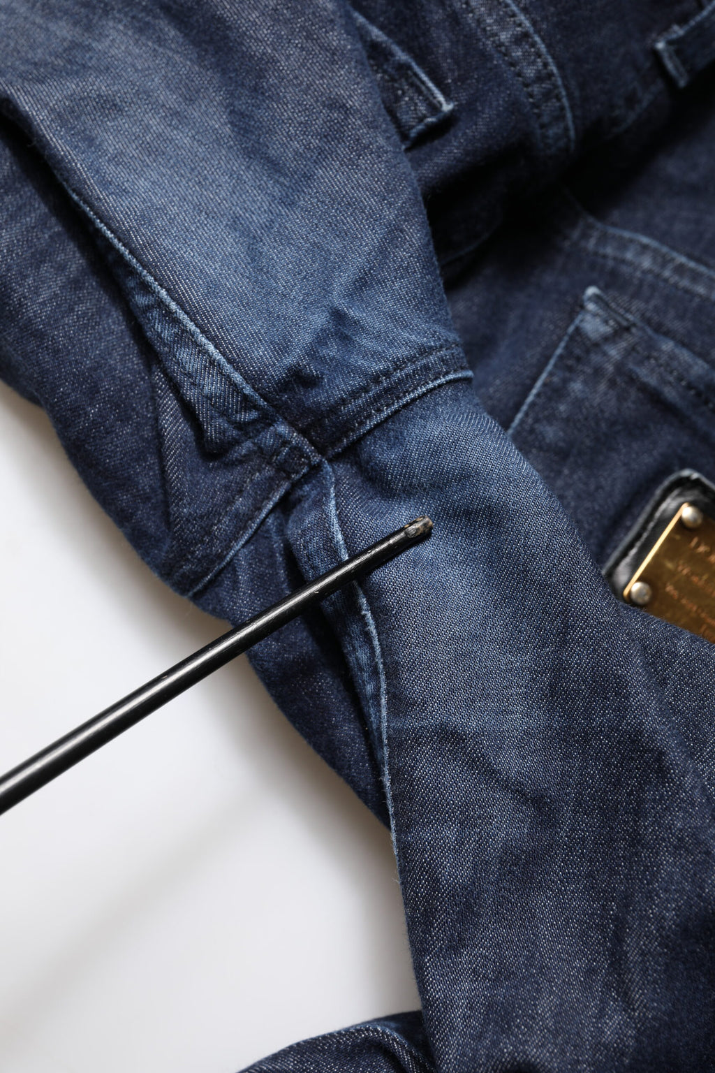 Jeans skinny coupe cropée en denim coton bleu foncé de Dolce & Gabbana, style moderne et ajusté, visible sur le mannequin.
