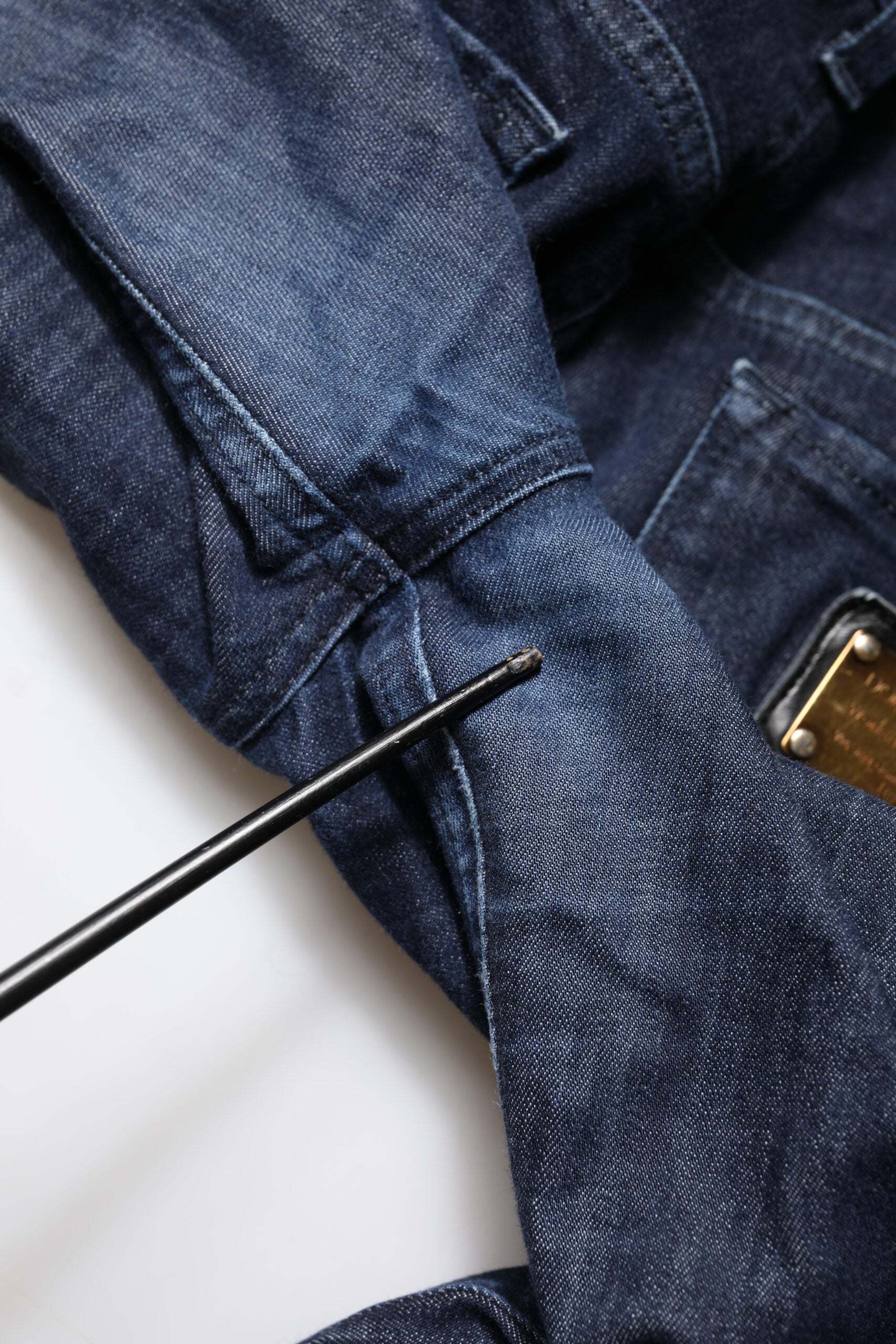 Jeans skinny coupe cropée en denim coton bleu foncé de Dolce & Gabbana, style moderne et ajusté, visible sur le mannequin.