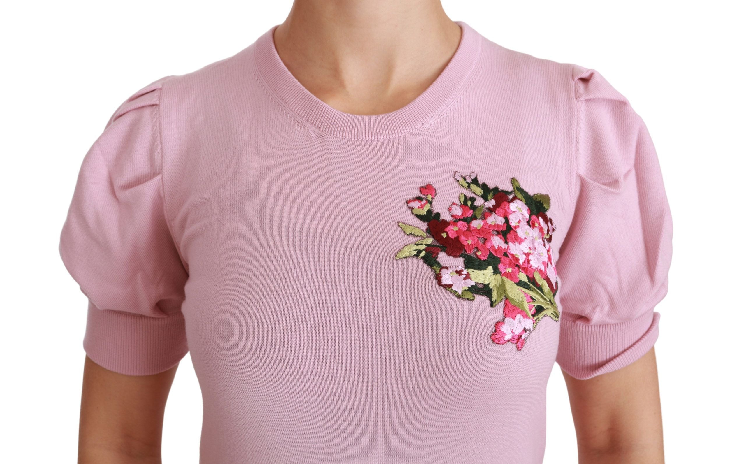 Blouse en laine rose à fleurs brodées de Dolce & Gabbana, vêtement élégant avec motifs floraux détaillés.