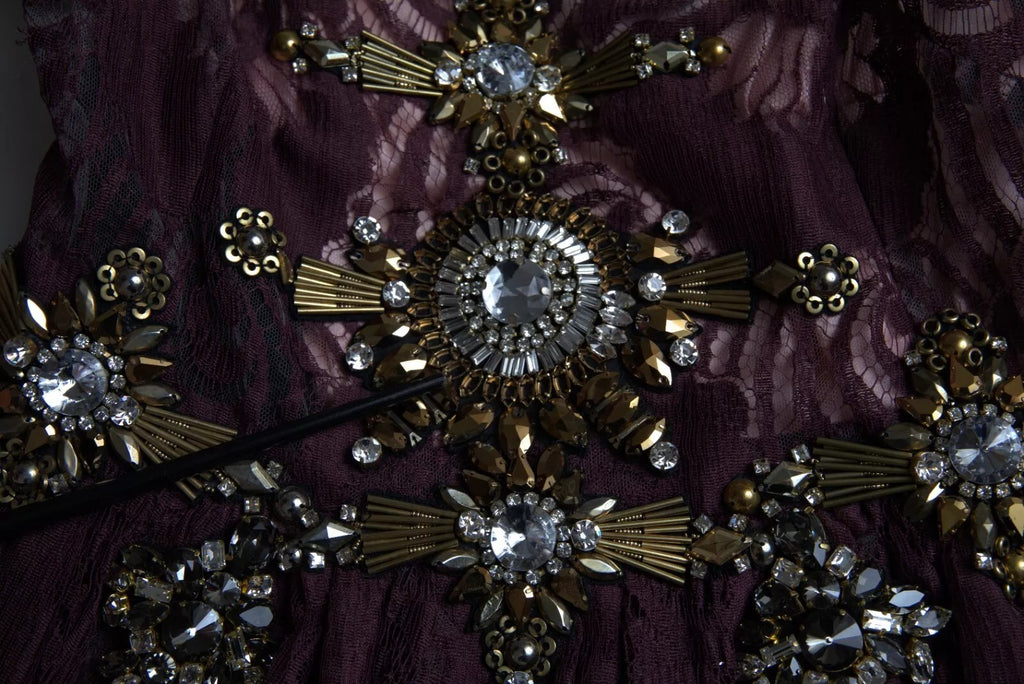 Robe longue en viscose violette Dolce & Gabbana avec cristaux, style fluide et élégant, vue de face.