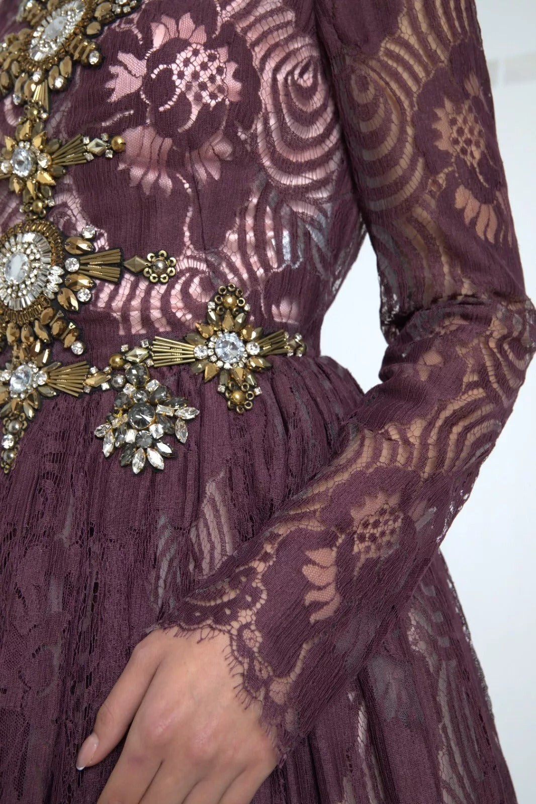 Robe longue élégante Dolce & Gabbana en viscose violette avec cristaux, coupe en ligne A.