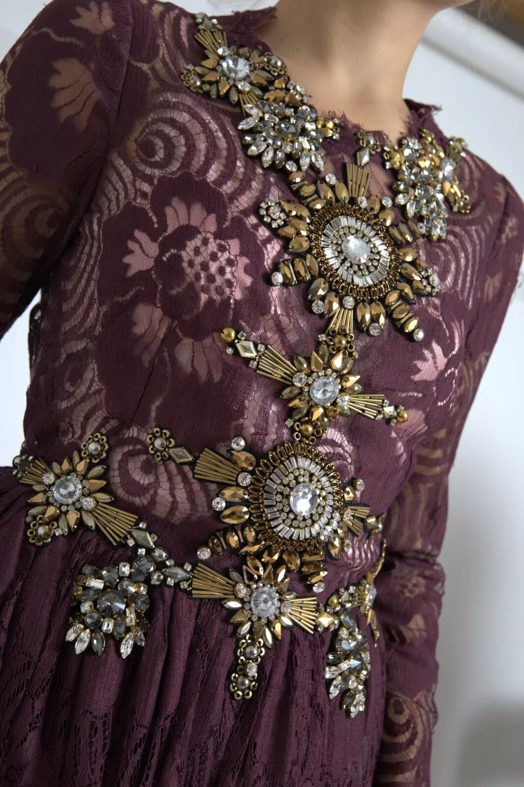 Robe longue violette en viscose avec cristaux, style A-line, de la marque Dolce & Gabbana, portée élégante et sophistiquée.