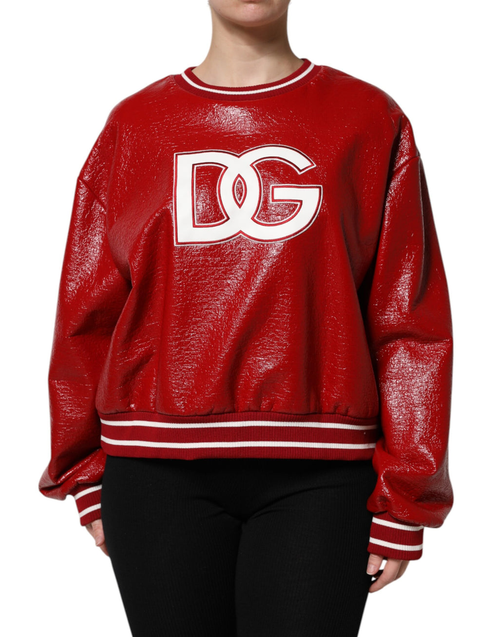 Pull en laine rouge Dolce & Gabbana avec broderie DGLogo, style décontracté et élégant, visible en détail sur le pull.