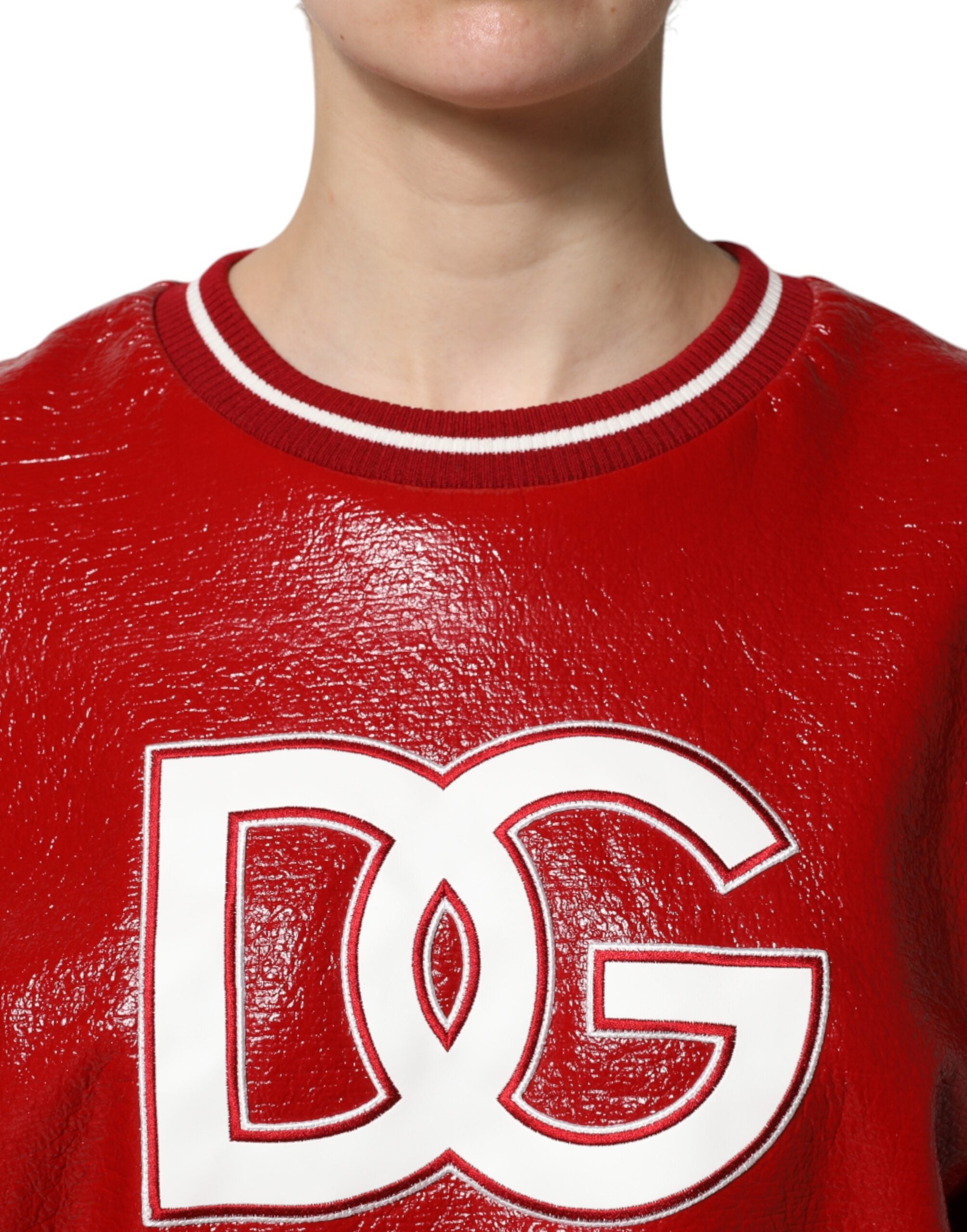 Pull en laine rouge Dolce & Gabbana avec broderie DGLogo, style décontracté et élégant, visible sur le pull.