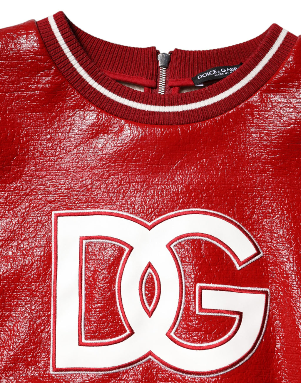 Pull Dolce & Gabbana en laine rouge avec broderie DGLogo, col rond et manches longues, visible sur l'image.