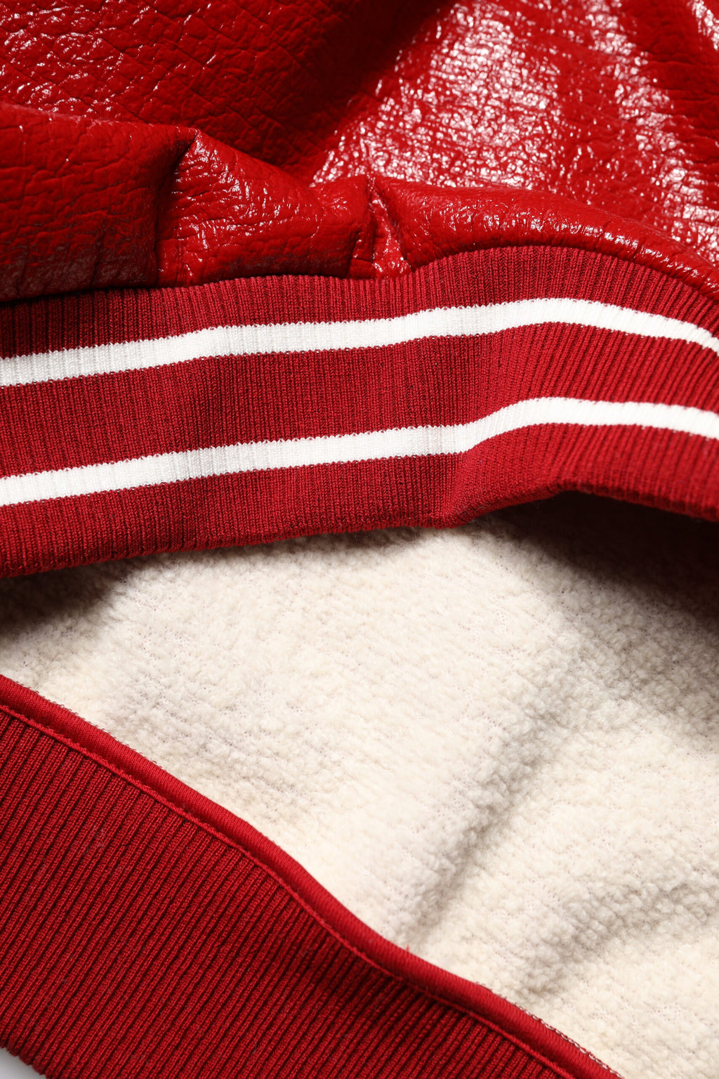 Pull en laine rouge Dolce & Gabbana avec broderie DGLogo, vue de face, détails du pull à manches longues et col rond.