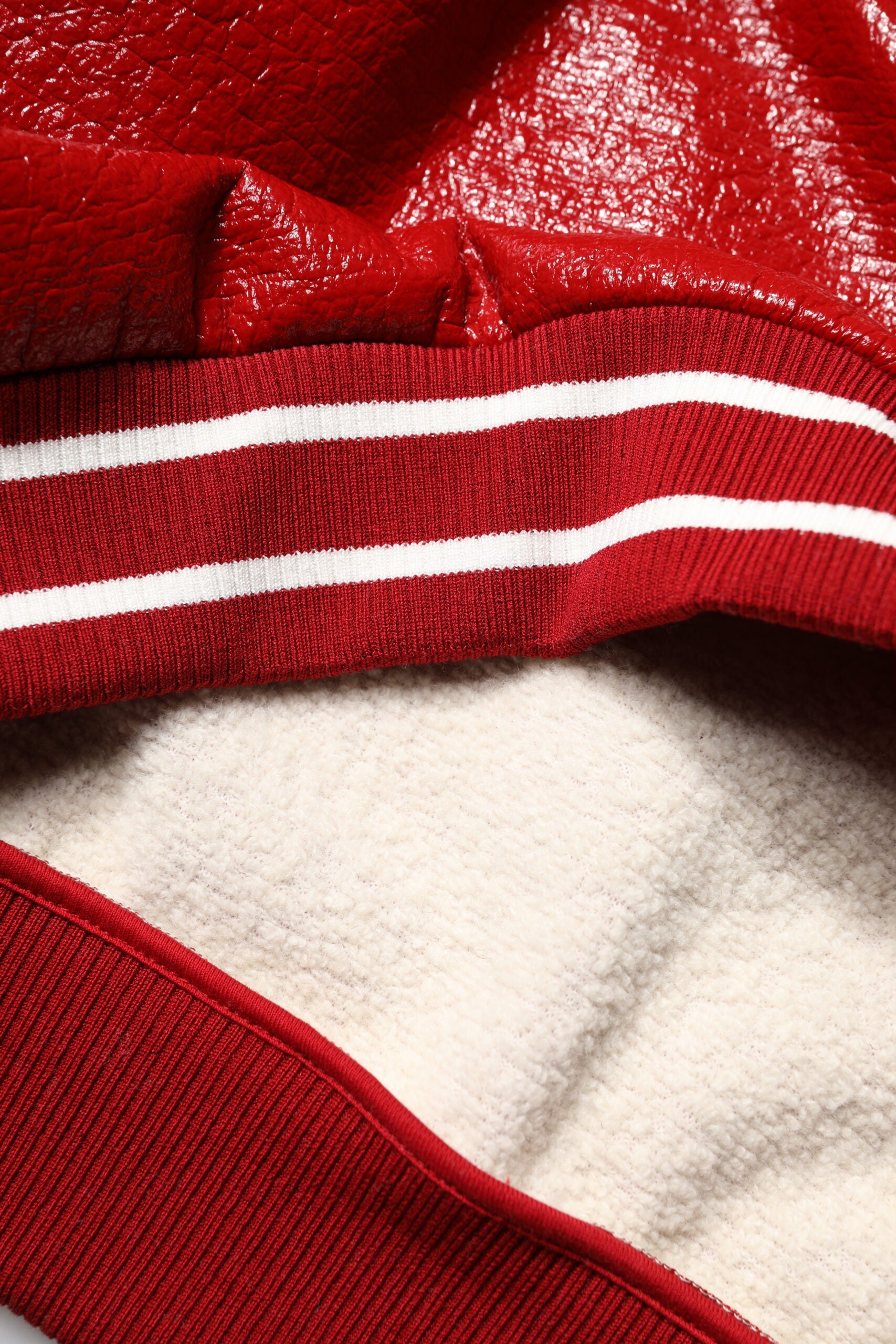 Pull en laine rouge Dolce & Gabbana avec broderie DGLogo, vue de face, détails du pull à manches longues et col rond.