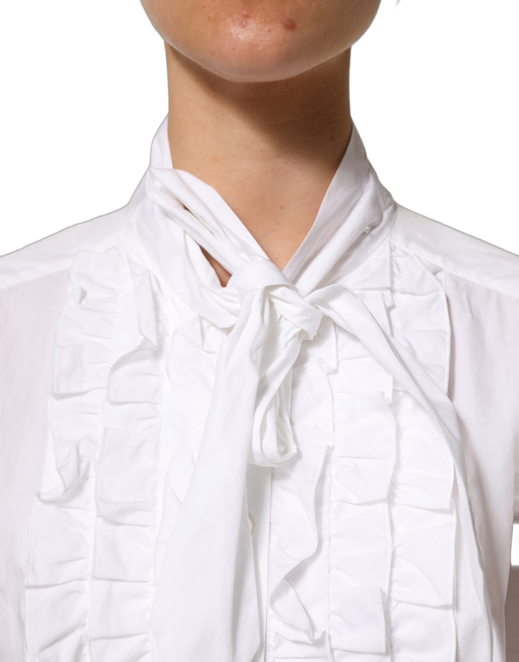 Blouse longue à manches longues Dolce & Gabbana blanche avec volants et col jabot, style élégant et féminin.