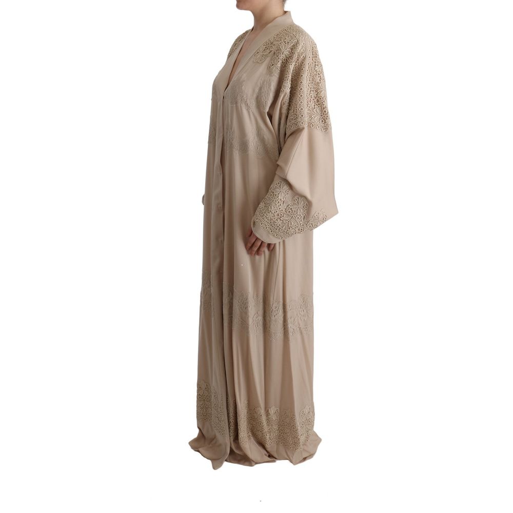 Veste longue en soie beige de Dolce & Gabbana, élégante et sophistiquée, portée sur un mannequin.