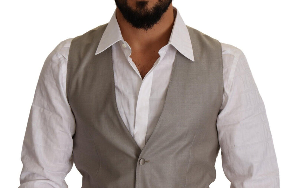 Gilet beige en laine Dolce & Gabbana à un bouton, coupe classique, porté sur un fond neutre, détail de la texture en laine.
