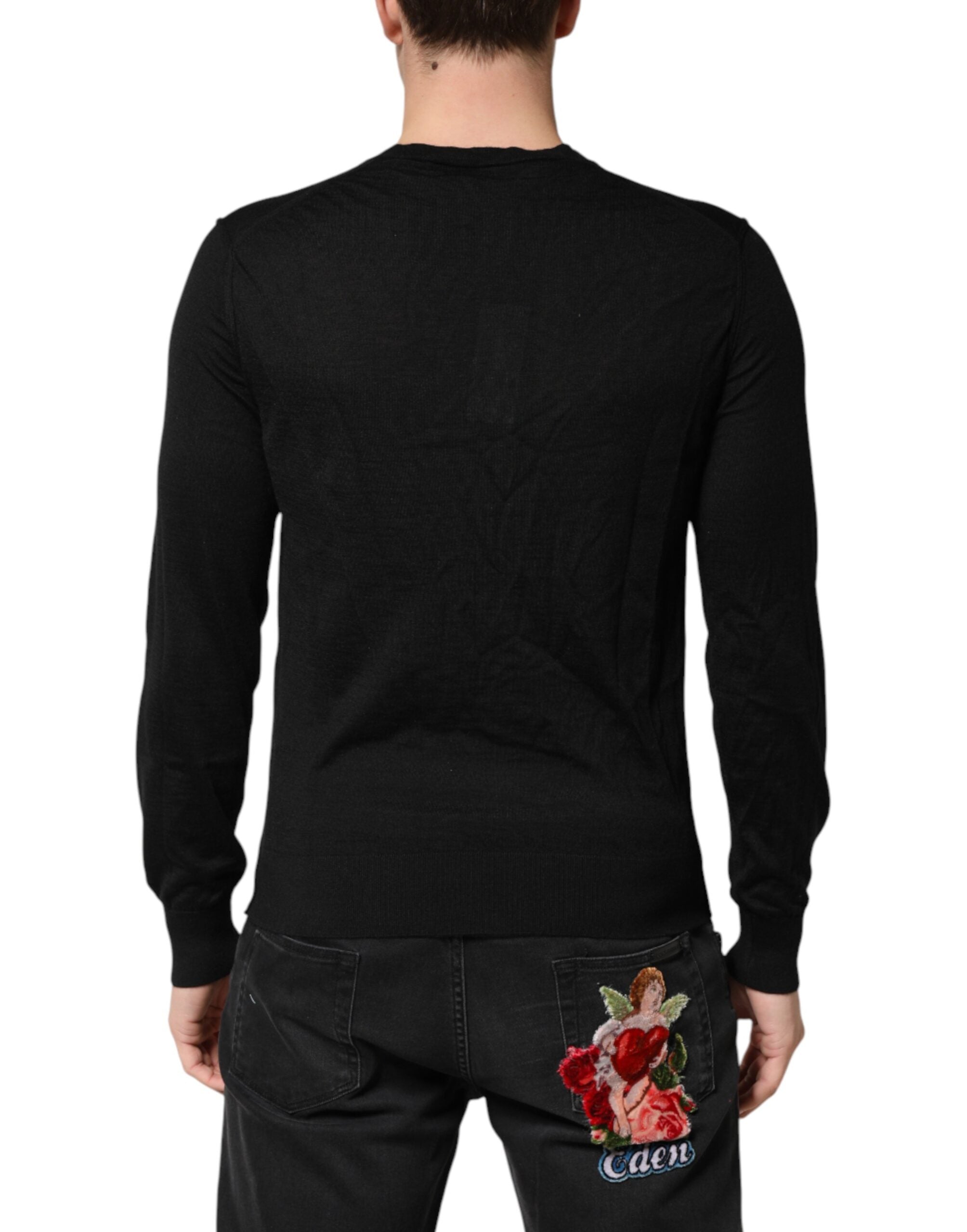 Pull en cachemire noir Dolce & Gabbana pour homme avec col en V, douceur et élégance visible dans le détail du vêtement.