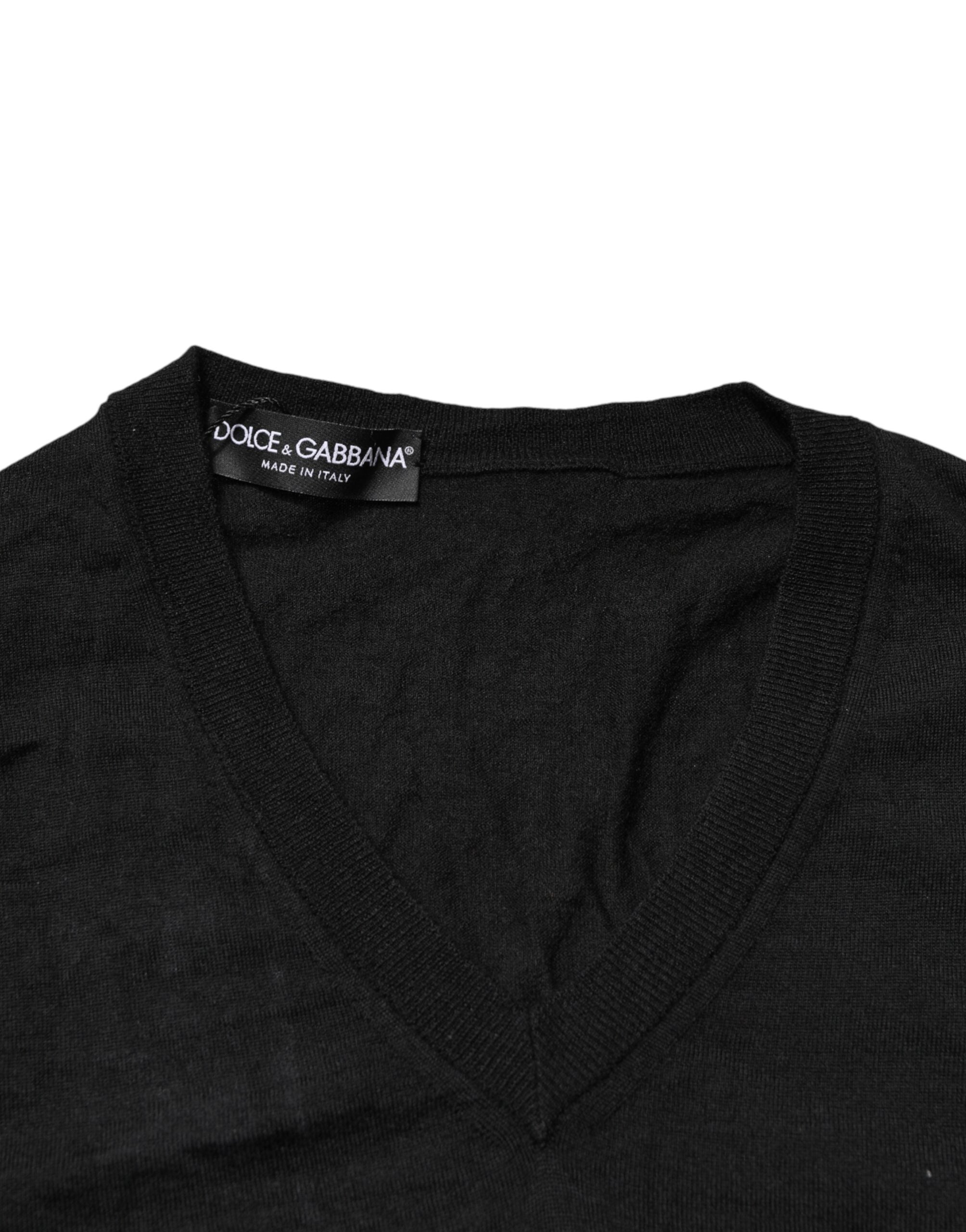Pull homme en cachemire noir Dolce & Gabbana avec col en V, doux et élégant, porté sur un mannequin.
