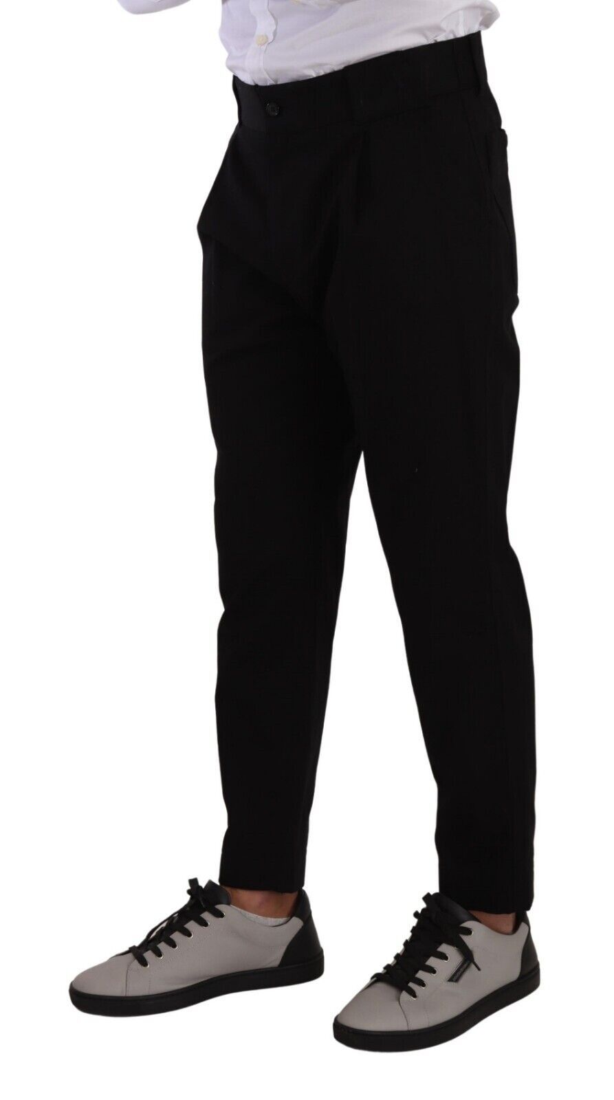 Pantalon chino en coton stretch noir de Dolce & Gabbana, coupe ajustée, détails modernes, image montrant le style et la texture du tissu.