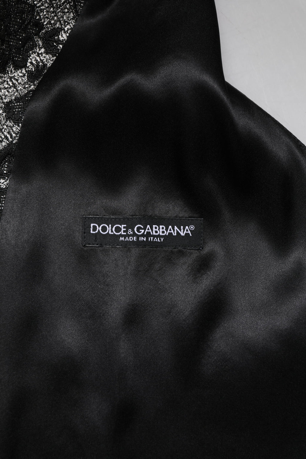 Gilet homme Dolce & Gabbana en brocart noir et gris, veste formelle élégante avec détails sophistiqués.