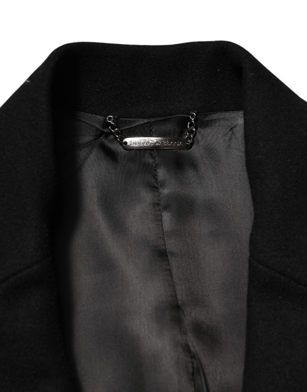 Blazer noir Dolce & Gabbana à écusson héraldique, coupe simple, avec boutons sur le devant, en tissu élégant.