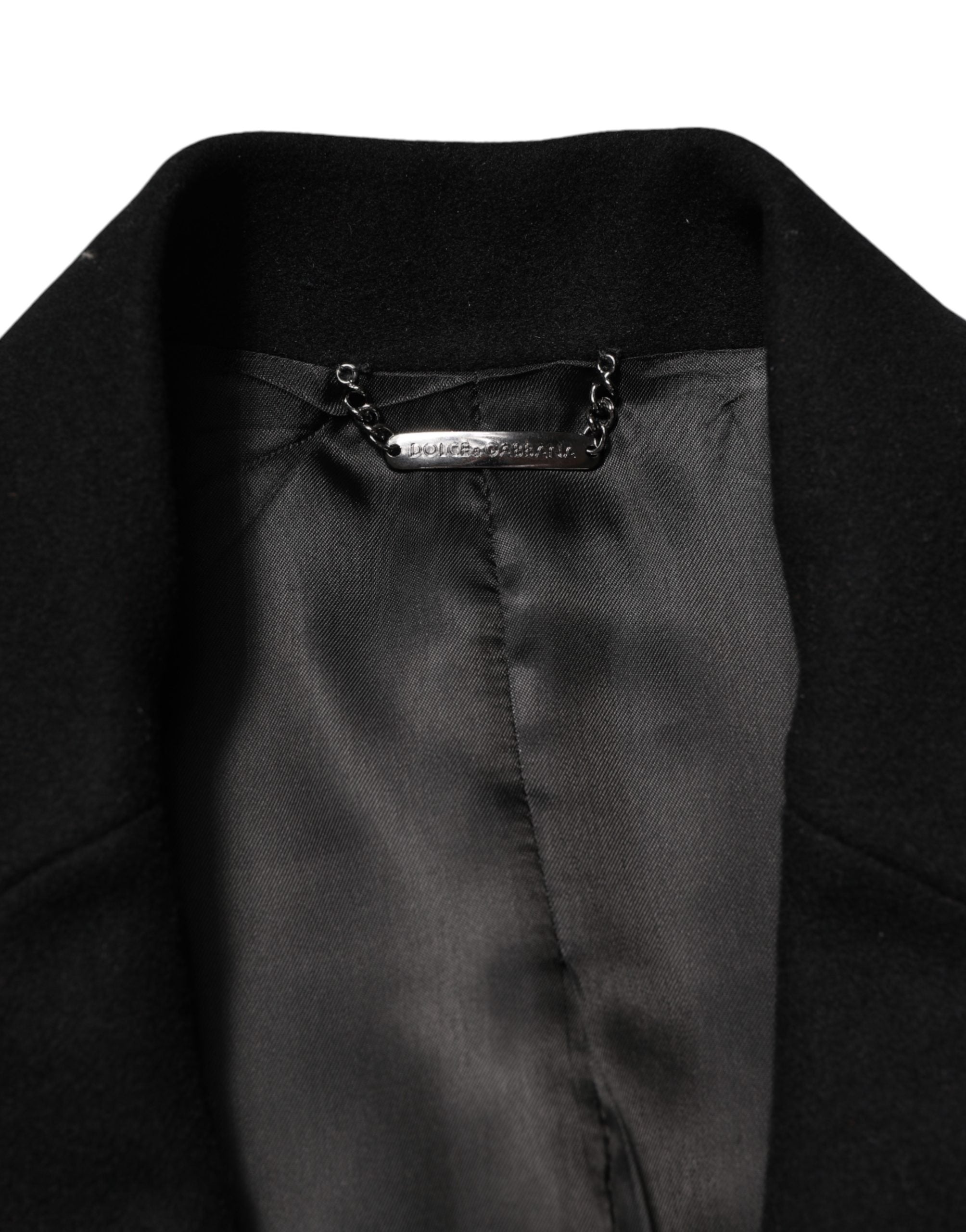 Blazer noir Dolce & Gabbana à écusson héraldique, coupe simple, avec boutons sur le devant, en tissu élégant.