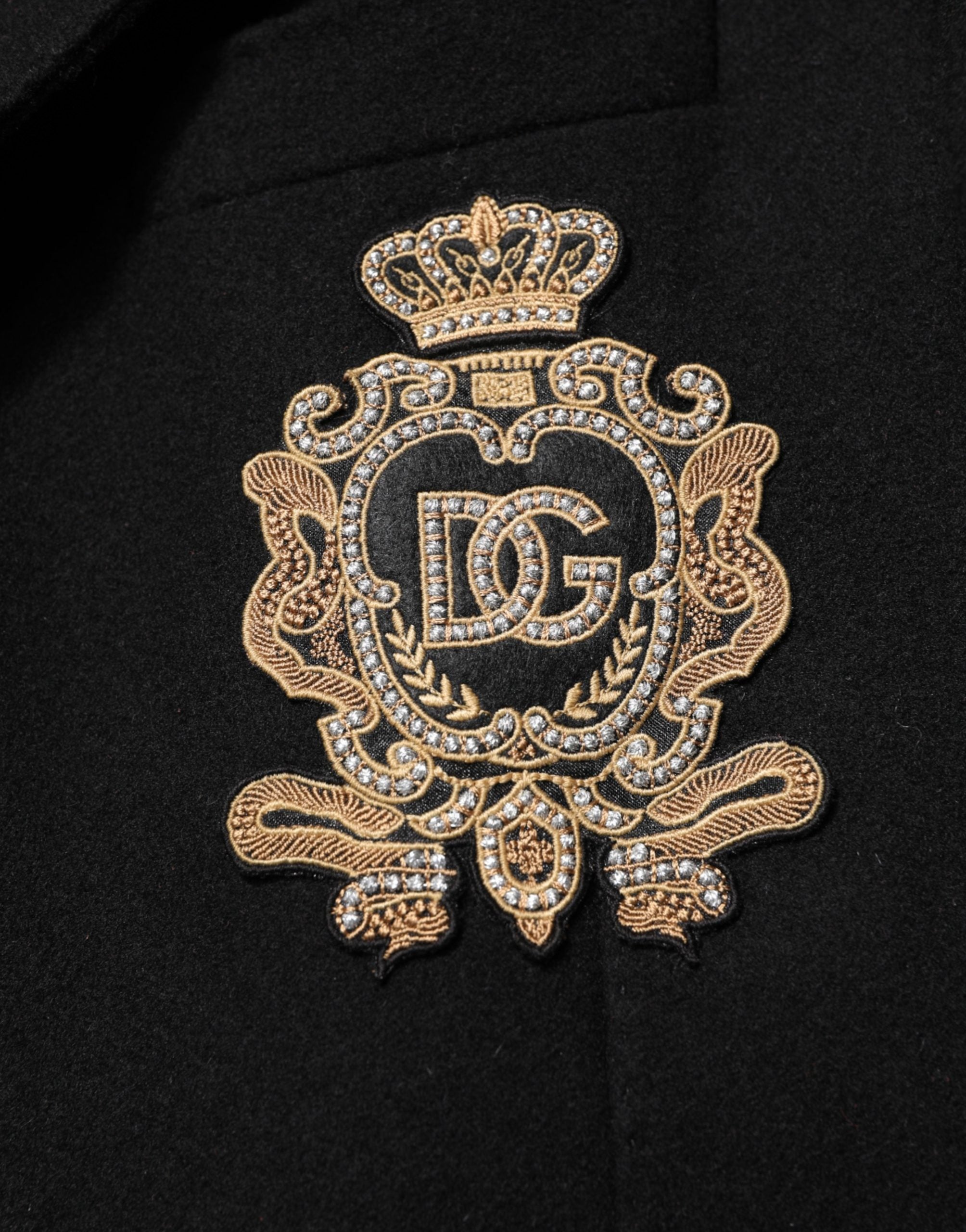 Veste blazer noire Dolce & Gabbana avec patch héraldique, à un seul bouton, style élégant et sophistiqué.