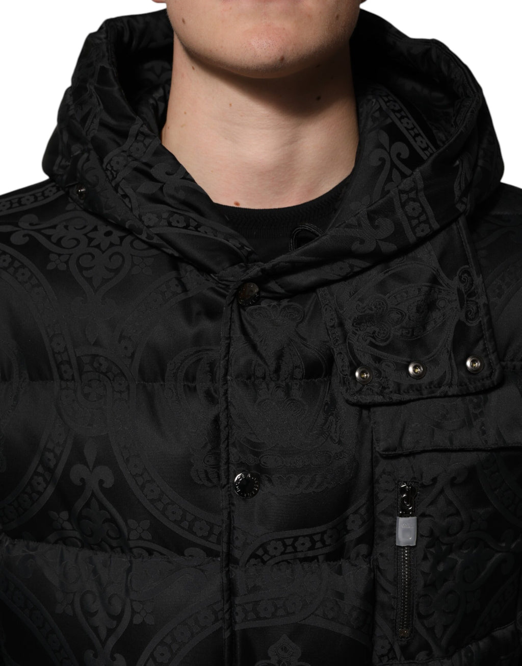 Veste matelassée noire Dolce & Gabbana avec capuche et jacquard, style chaud et élégant, pour homme ou femme.