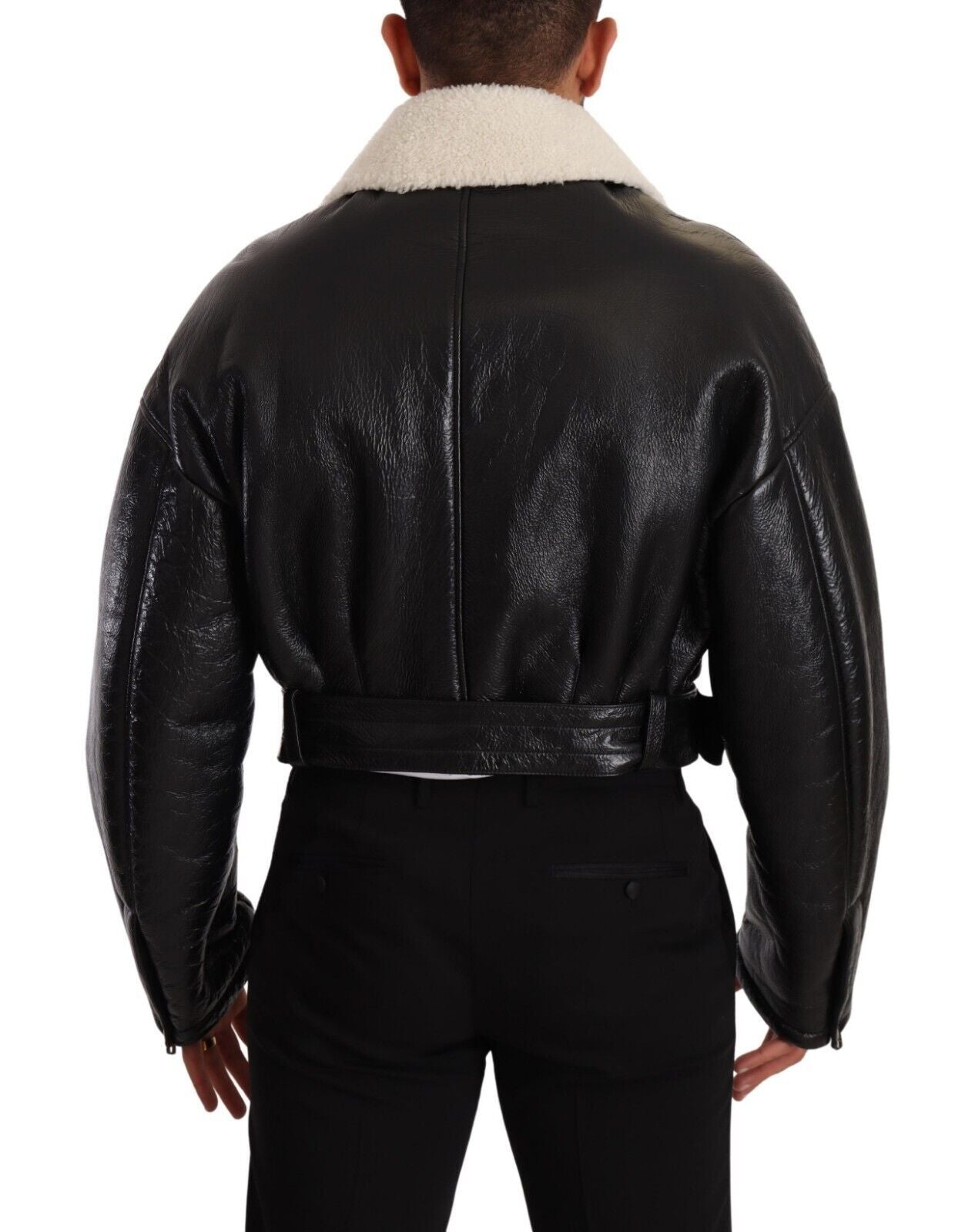 Manteau en cuir noir avec fourrure synthétique, style biker, de la marque Dolce & Gabbana, visible sur l'image.