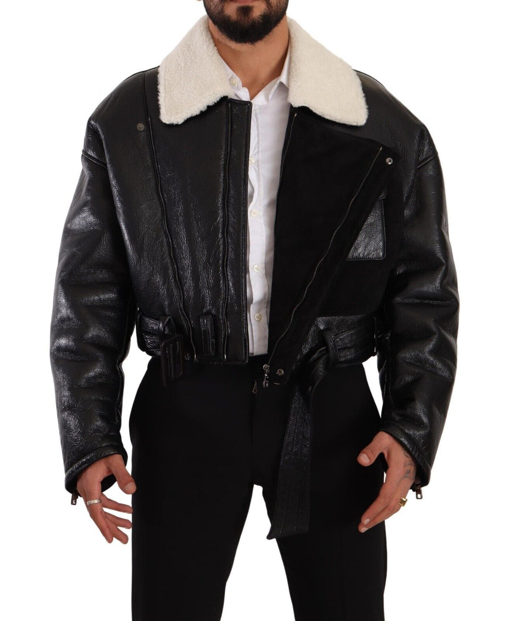 Manteau en cuir noir Dolce & Gabbana avec doublure en shearling, style blouson biker, visible sur un mannequin.