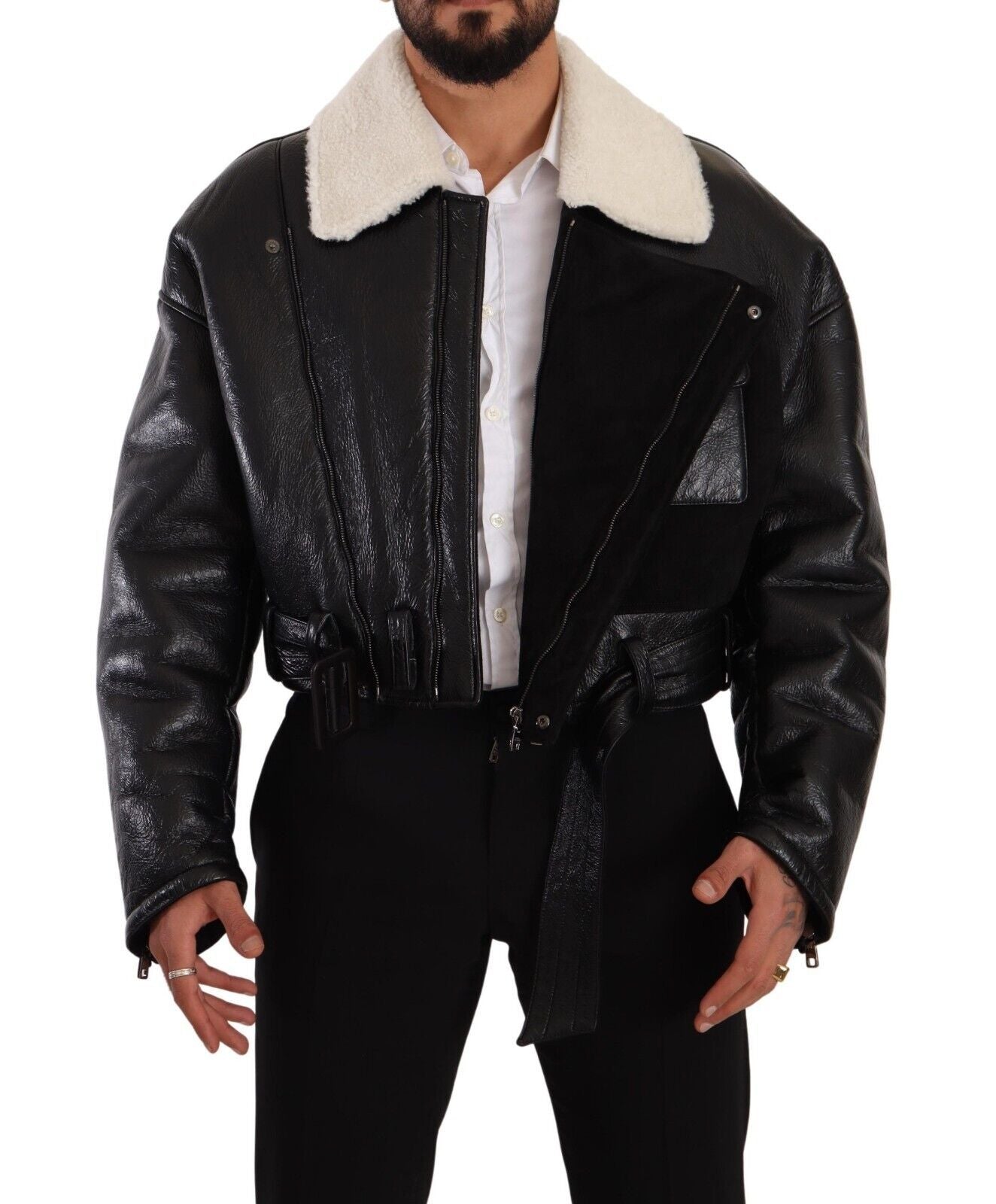 Manteau en cuir noir Dolce & Gabbana avec doublure en shearling, style blouson biker, visible sur un mannequin.
