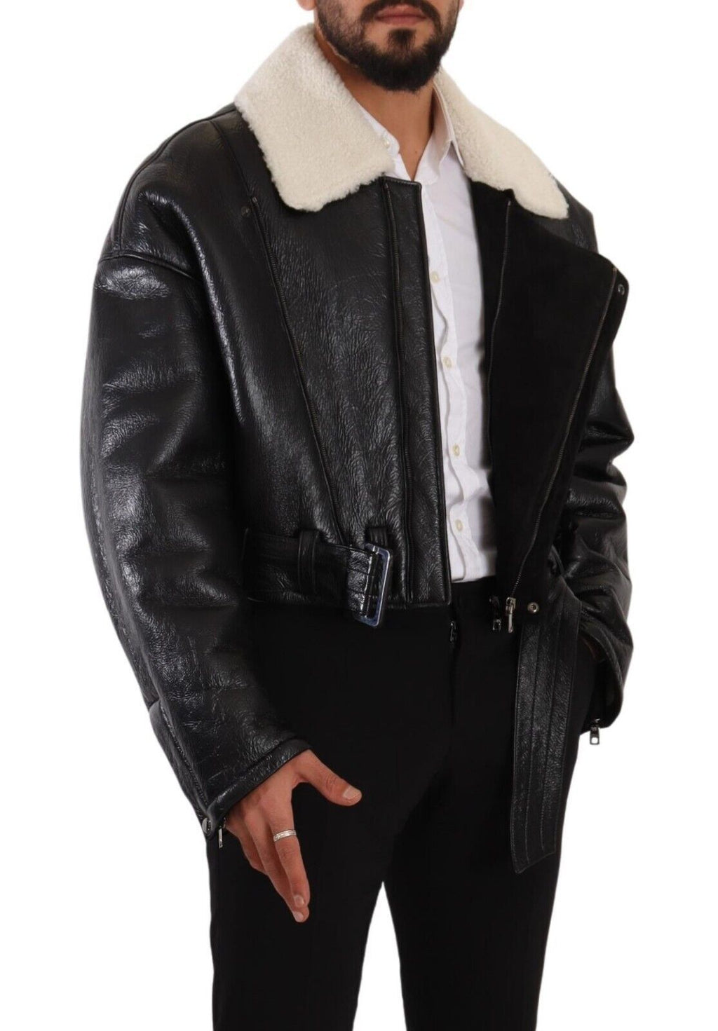 Manteau en cuir noir avec fourrure de pilote Dolce & Gabbana, veste biker élégante et tendance, visible avec détails en cuir et fourrure.