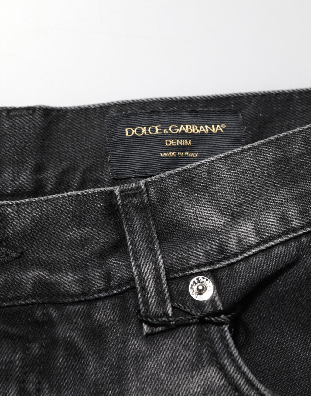 Jeans homme Dolce & Gabbana en denim noir à effet marbré, coupe droite avec détails modernes.