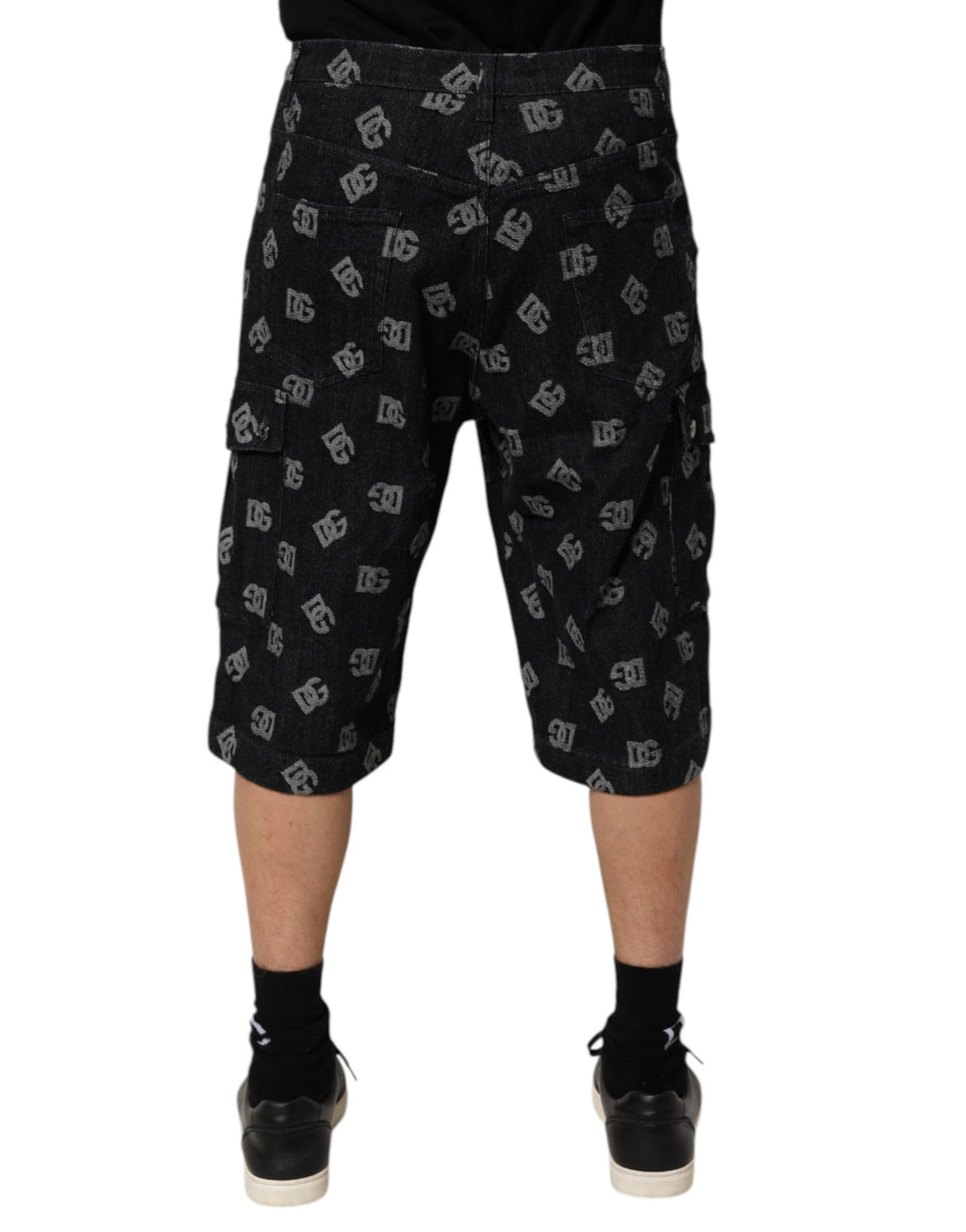 Shorts Bermuda en jean noir à monogramme Dolce & Gabbana pour homme, style cargo avec poches et logo visible.
