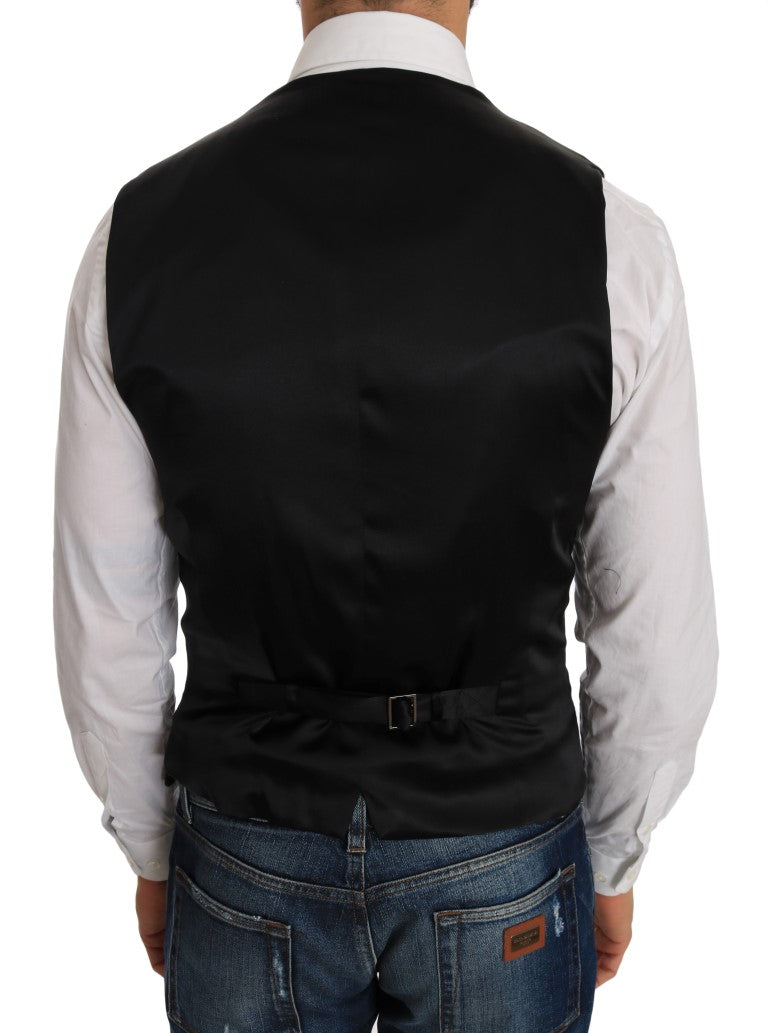 Gilet noir à pois Dolce & Gabbana avec motif à pois noirs et blancs, porté sur un fond neutre, vue de face.