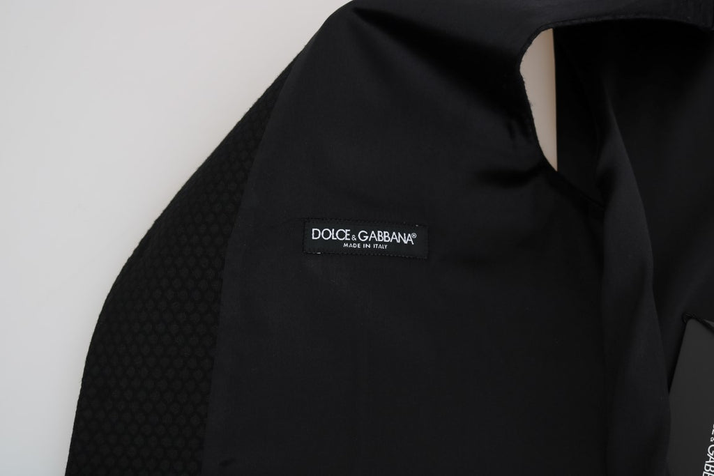 Gilet noir à pois Dolce & Gabbana avec motif à pois blancs, en tissu élégant et ajusté, porté en style sophistiqué.
