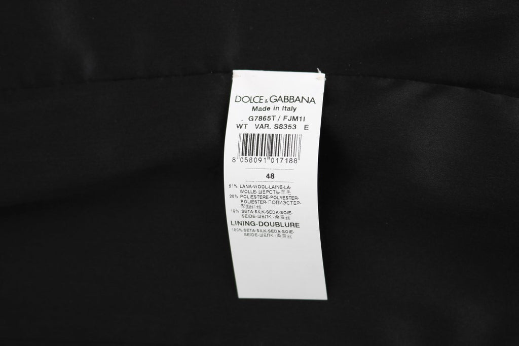 Gilet à pois noir de Dolce & Gabbana avec motif à pois, porté, en tissu élégant, détail de mode sophistiqué.