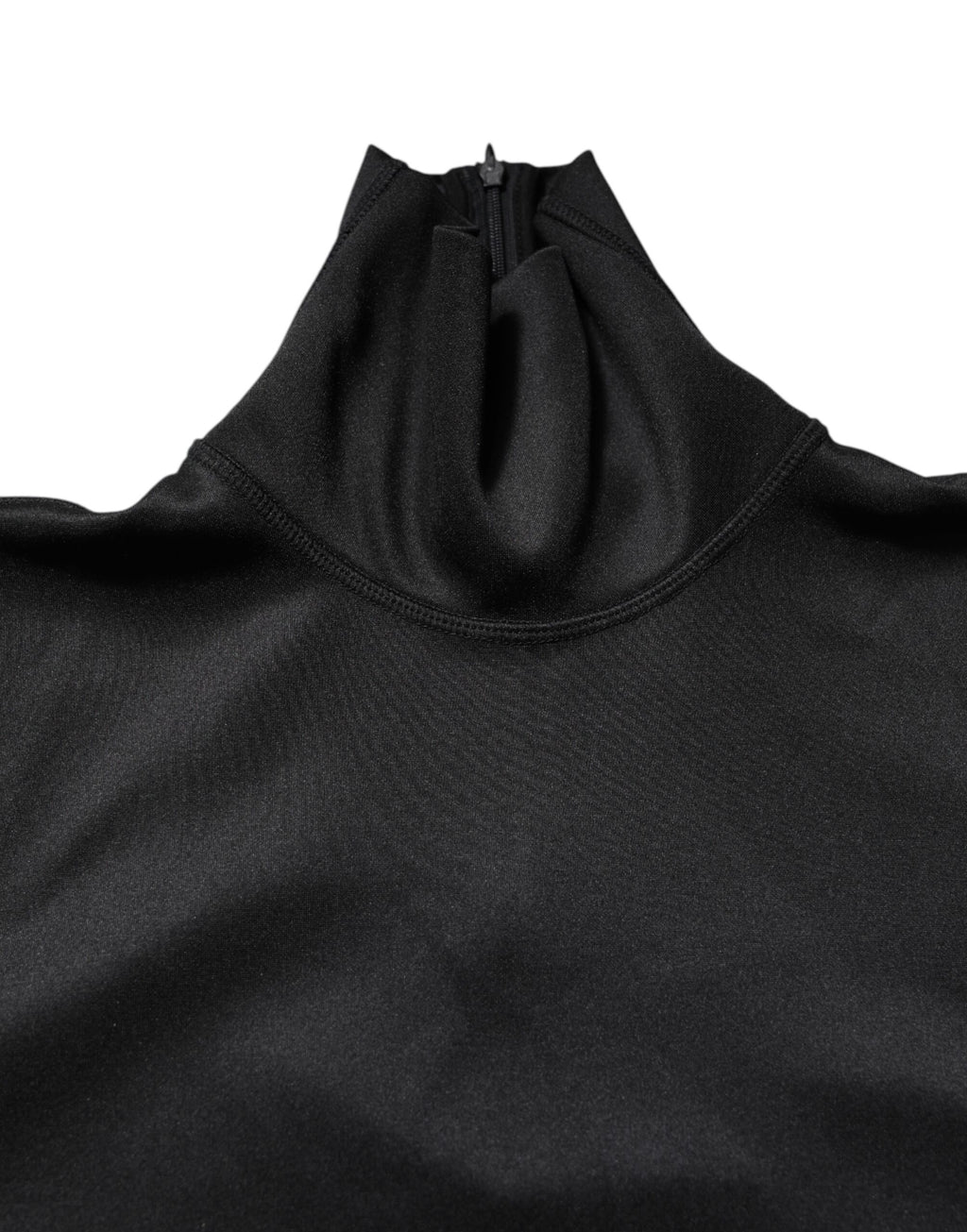 Pull noir en polyester Dolce & Gabbana à col roulé, doux et élégant, porté sur un mannequin.