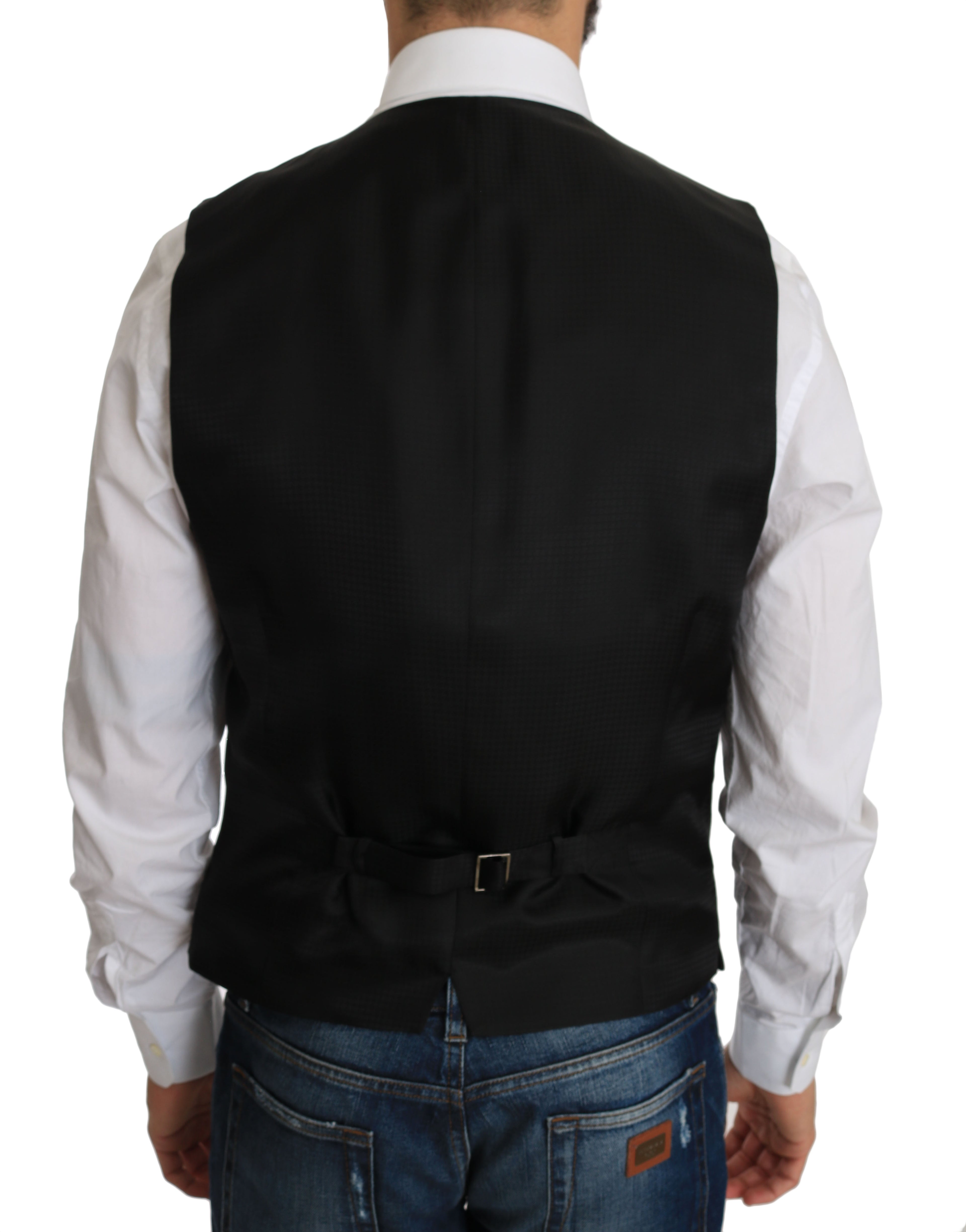 Veste de robe en soie noire Dolce & Gabbana pour femme, élégante et sophistiquée, portée sur un mannequin.