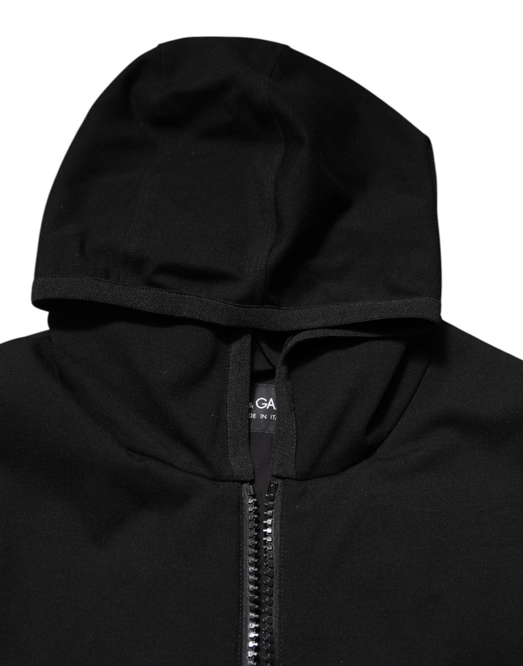 Veste sans manches noire Dolce & Gabbana avec capuche, logo et plaque en relief, style décontracté et élégant.