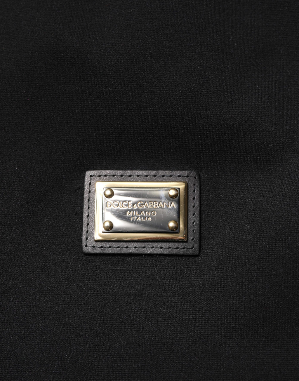 Veste sans manches noire Dolce & Gabbana avec capuche, logo en plaque et design moderne, vue de face.