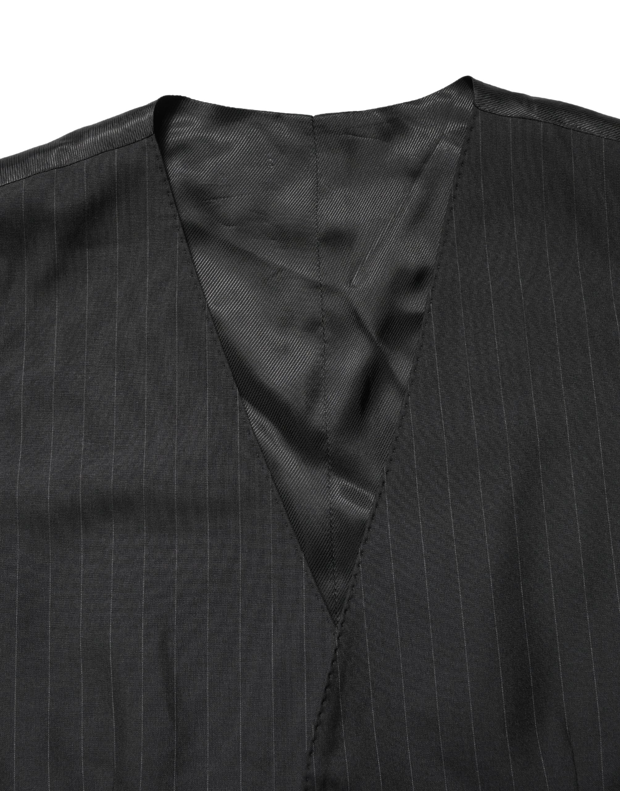 Gilet noir à rayures Dolce & Gabbana à simple boutonnage, en tissu élégant, porté sur un mannequin.