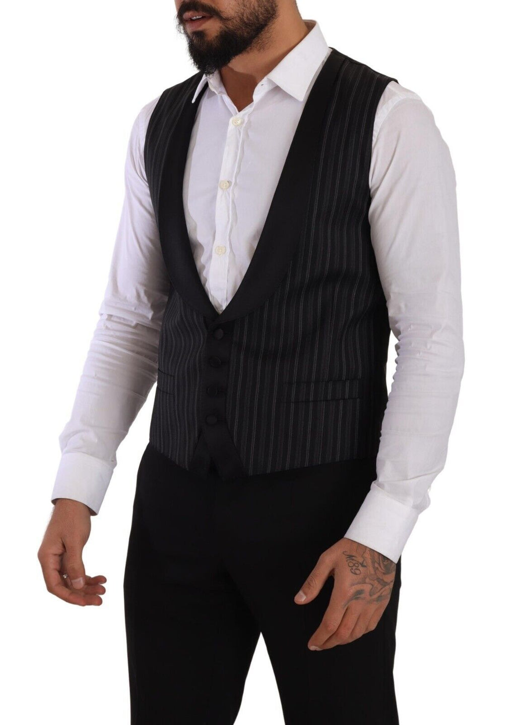 Gilet sans manches en laine et soie noire à rayures de Dolce & Gabbana, détail élégant et sophistiqué.