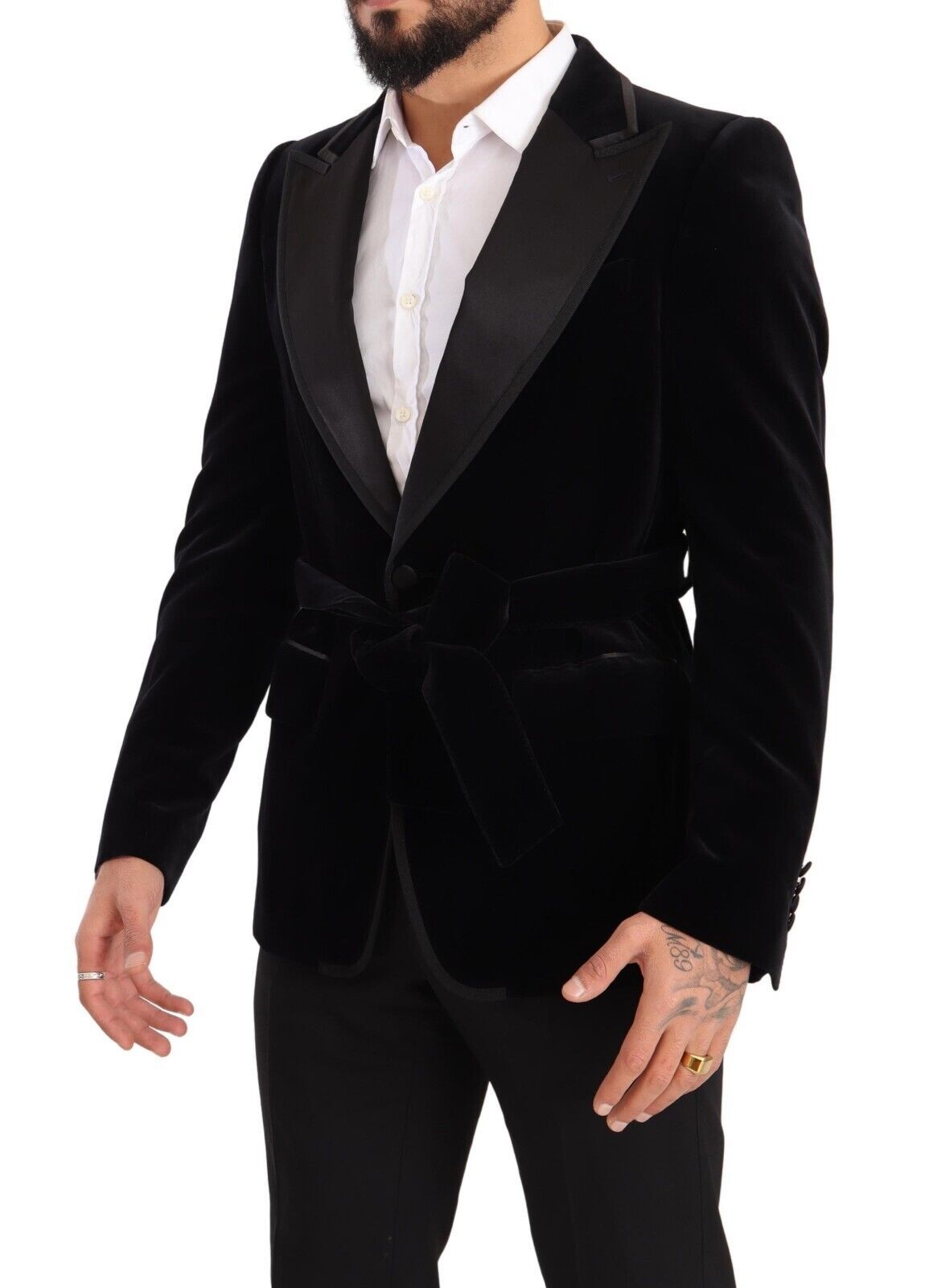 Blazer noir en velours à un bouton de Dolce & Gabbana, coupe élégante, porté sur un mannequin.