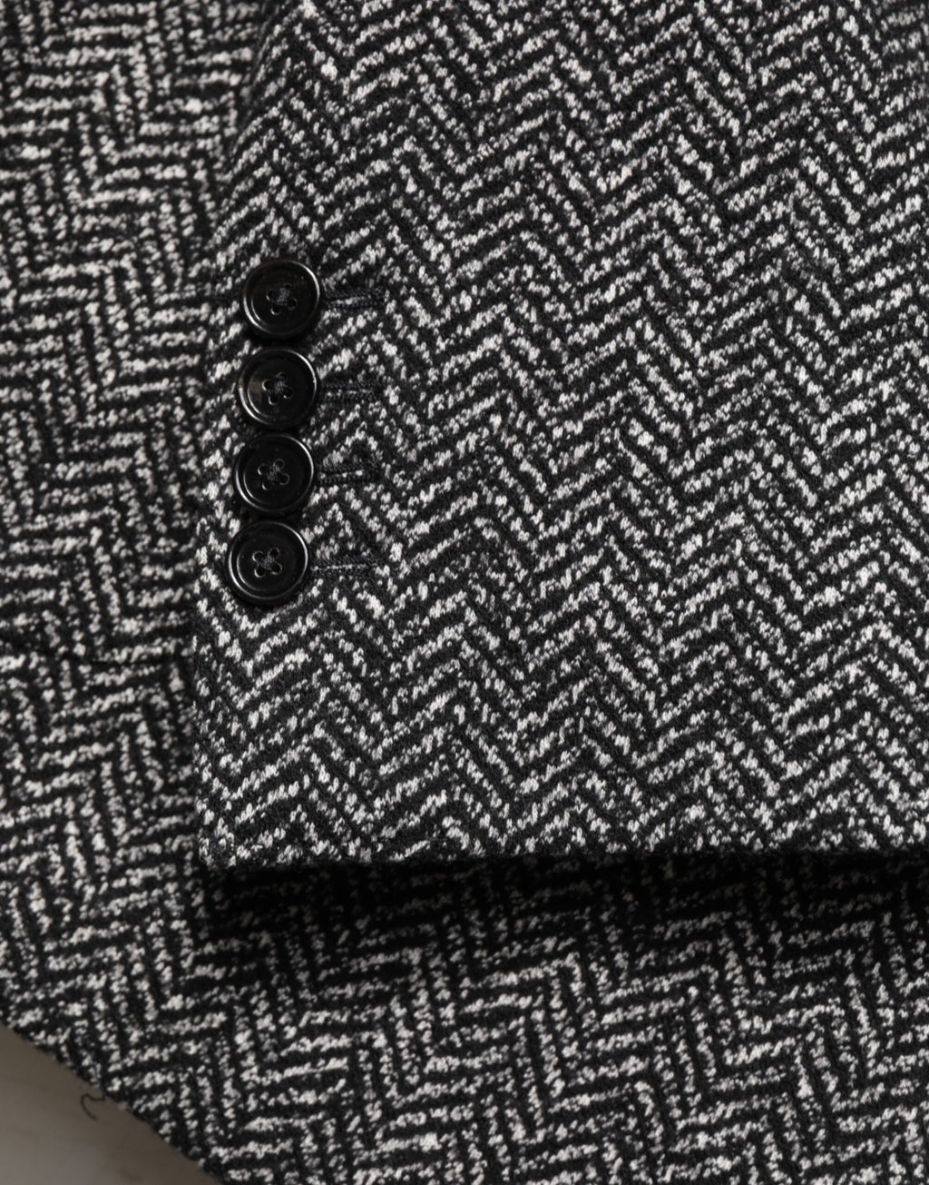 Costume homme Dolce & Gabbana noir et blanc à double boutonnage, blazer élégant avec poches et col classique.