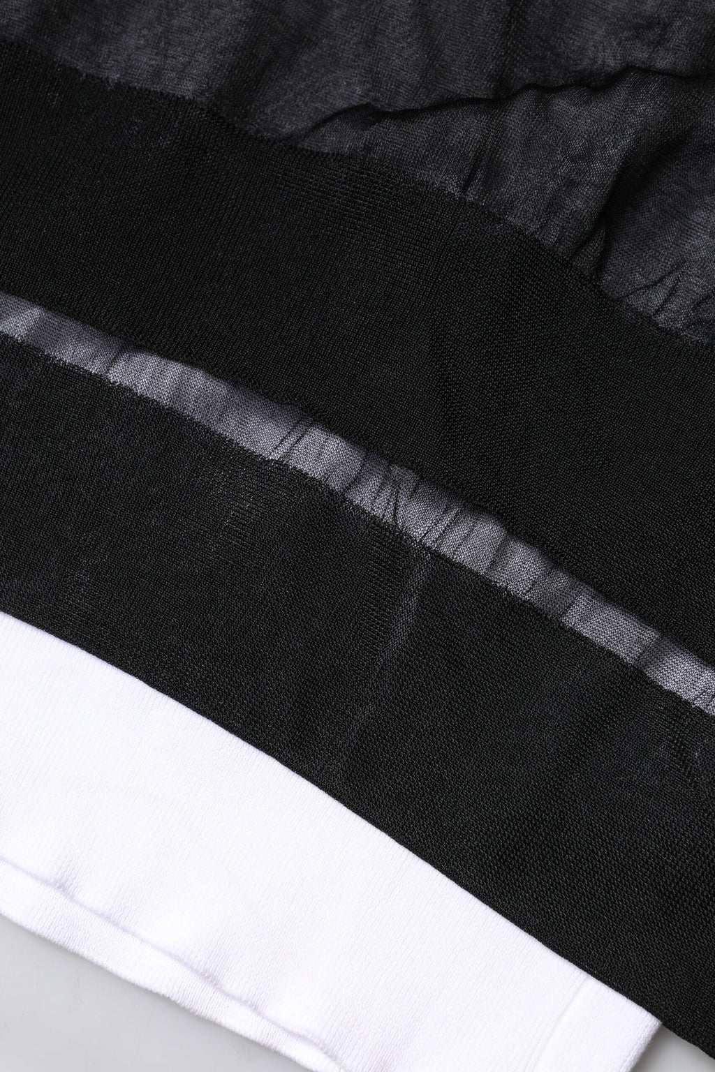 Pull en tricot noir et blanc Dolce & Gabbana avec logo, manches longues, porté sur un mannequin.