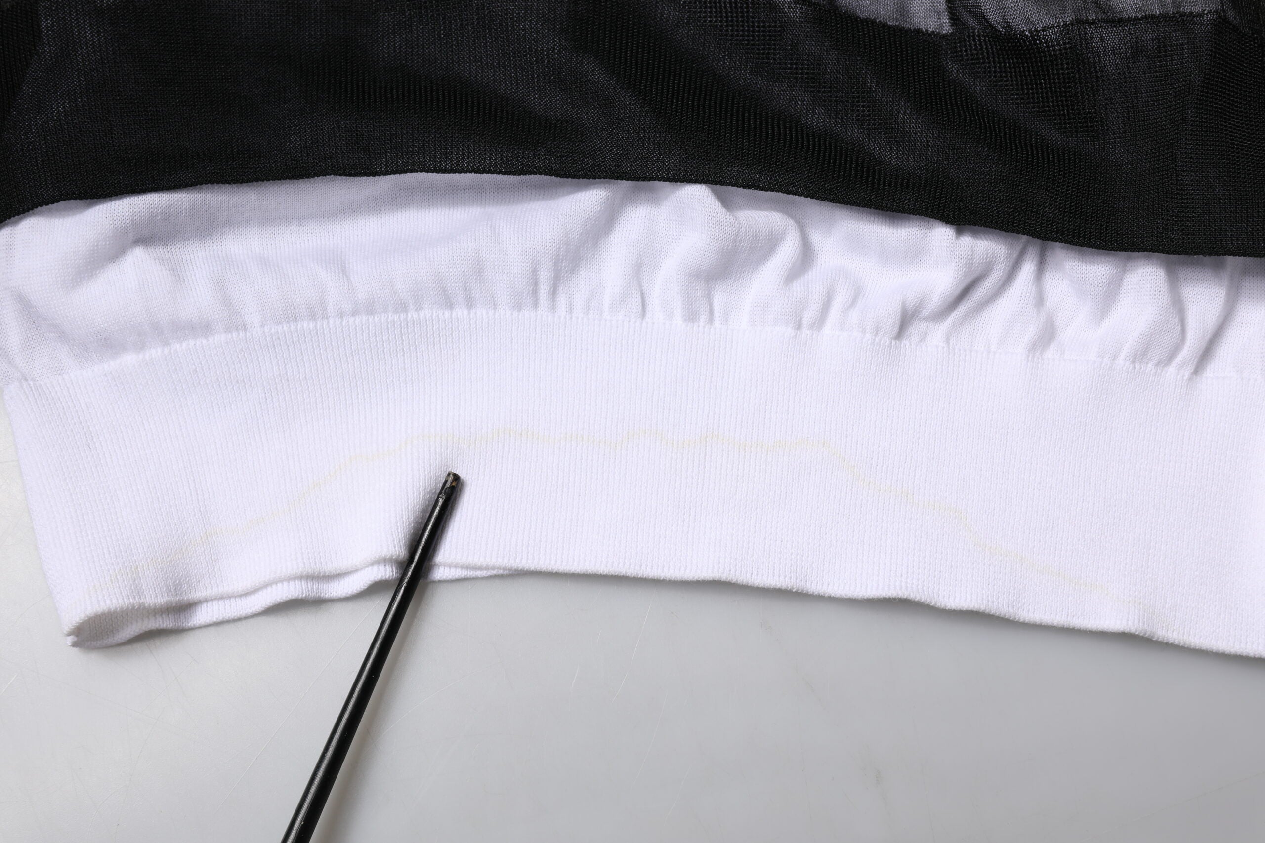 Pull noir et blanc Dolce & Gabbana en maille avec logo, pull-over chic et confortable pour femmes ou hommes.